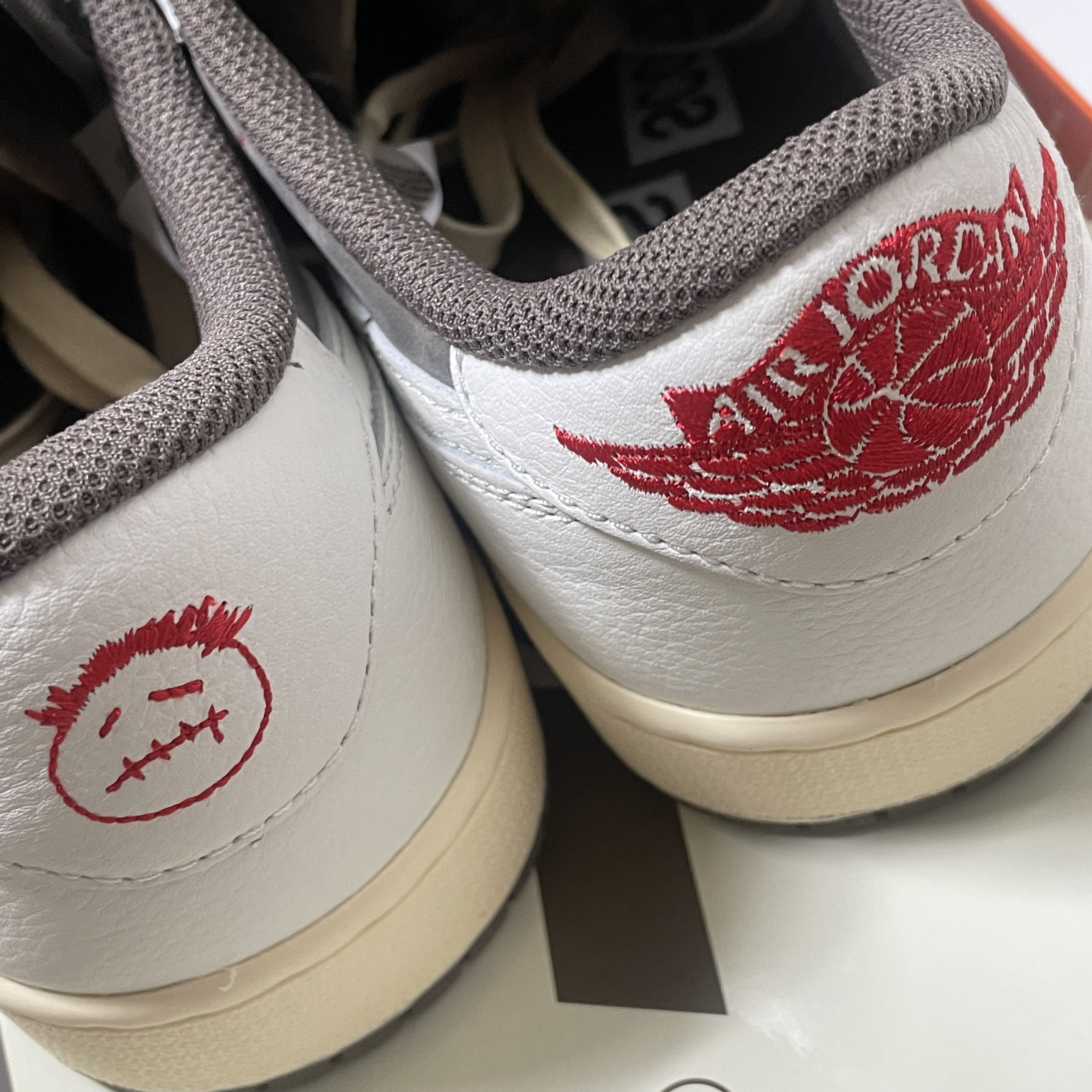 Jordan 1 x Travis Scott Retro Low OG SP Sail and Ridgerock 착용 스타일
