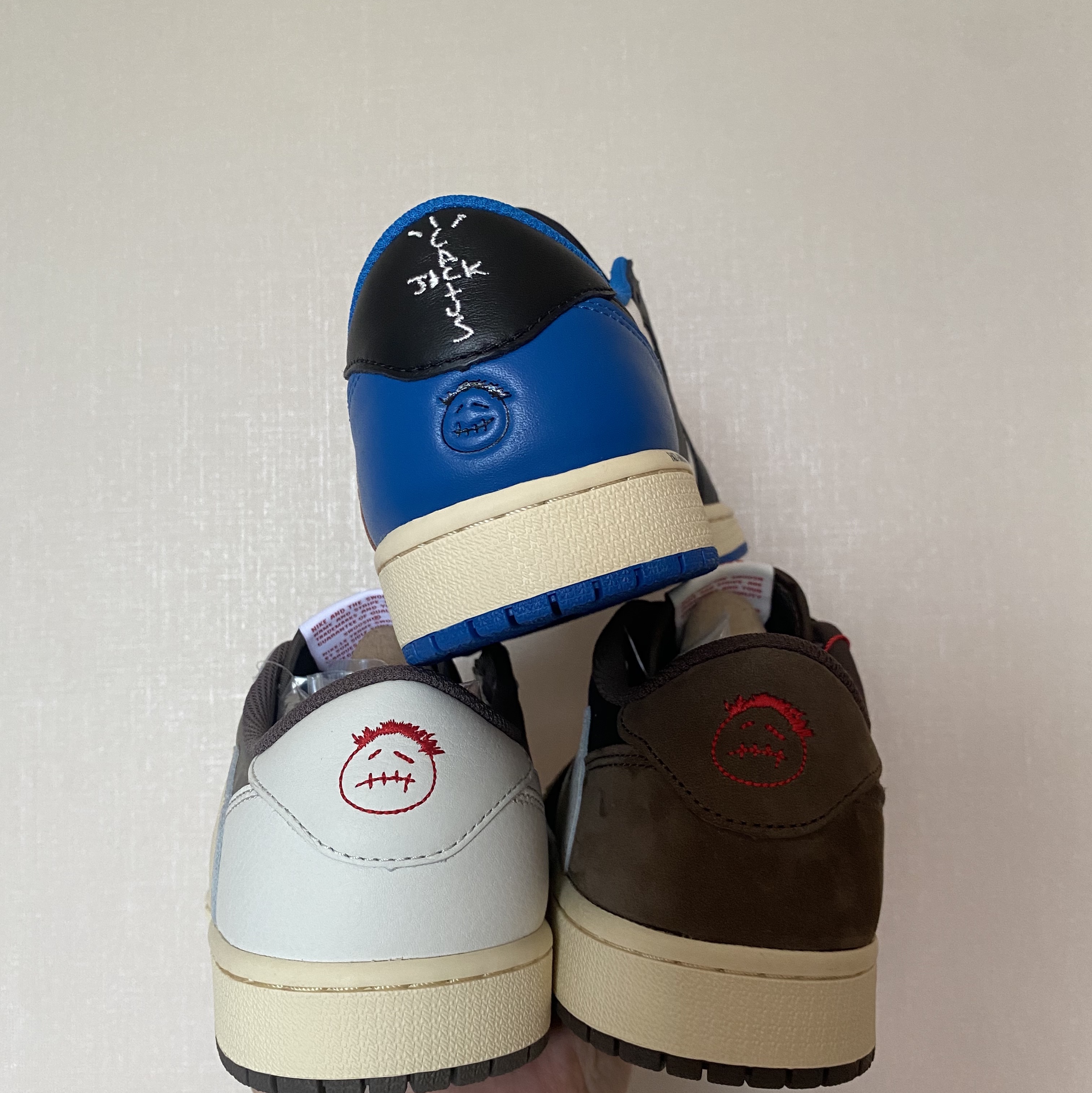 Jordan 1 x Travis Scott Retro Low OG SP Sail and Ridgerock, Jordan 1 x Travis Scott x Fragment Retro Low OG SP Military Blue 착용 스타일 - 1