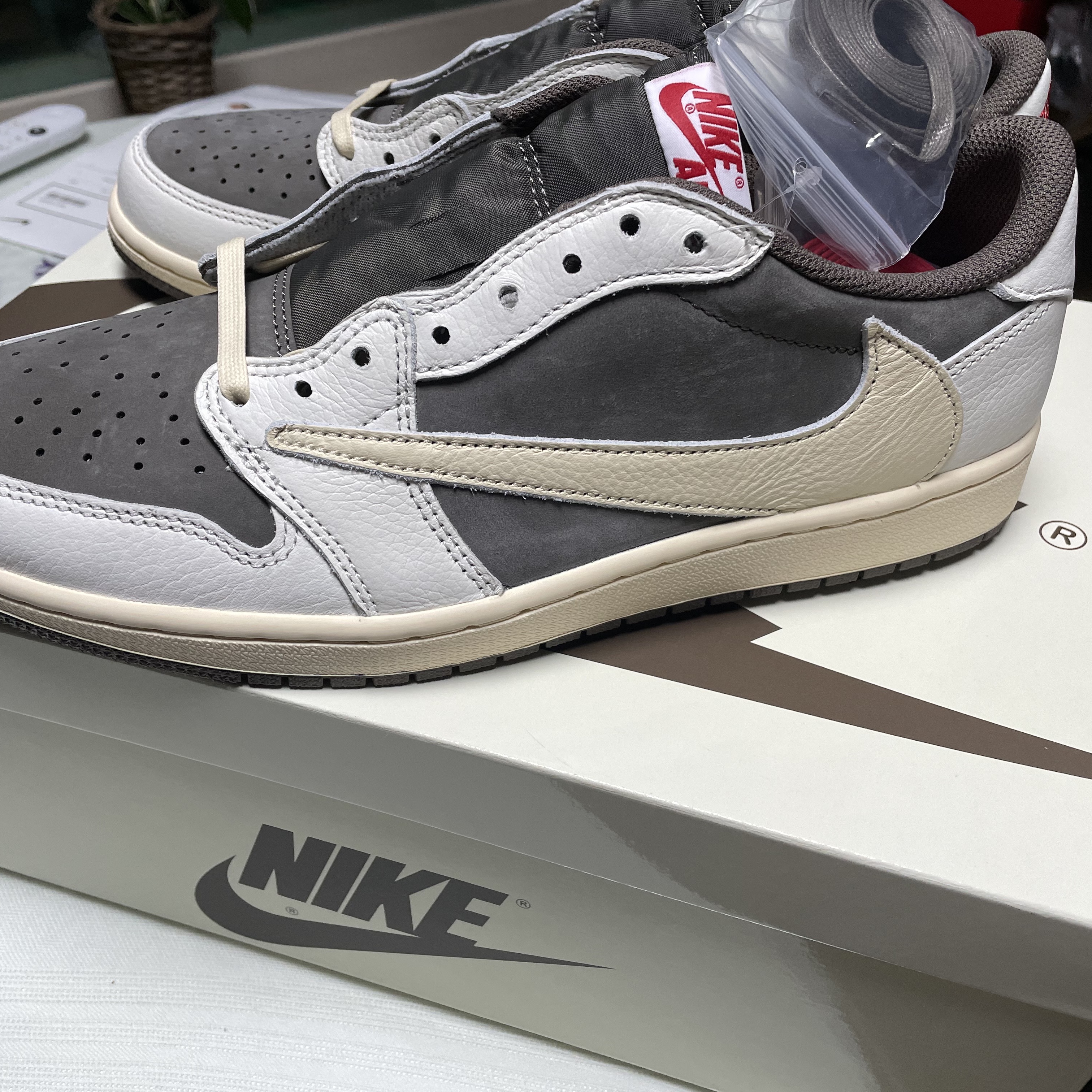 Jordan 1 x Travis Scott Retro Low OG SP Sail and Ridgerock 착용 스타일 - 3