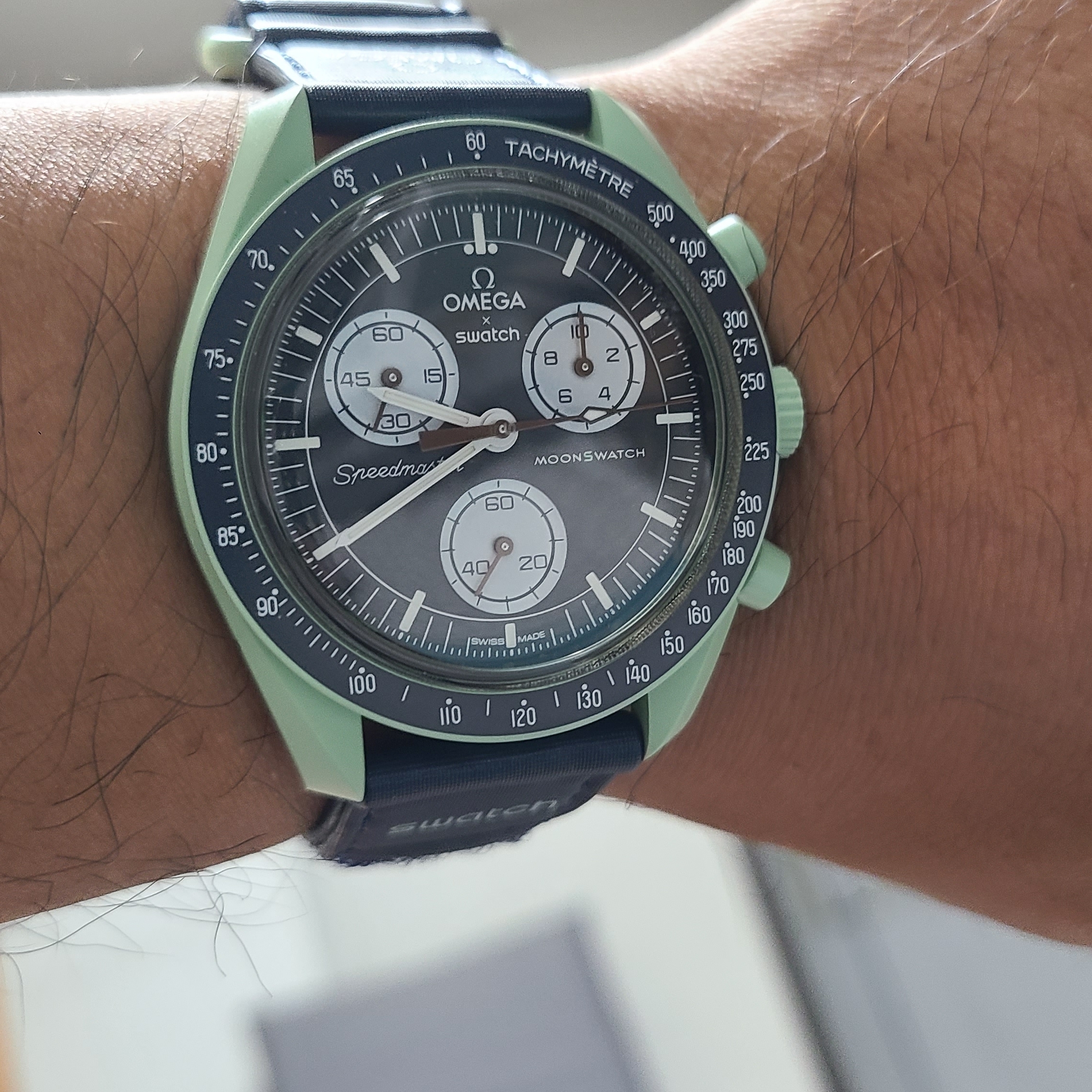 Swatch x Omega Bioceramic MoonSwatch Mission On Earth 착용 스타일 - 4
