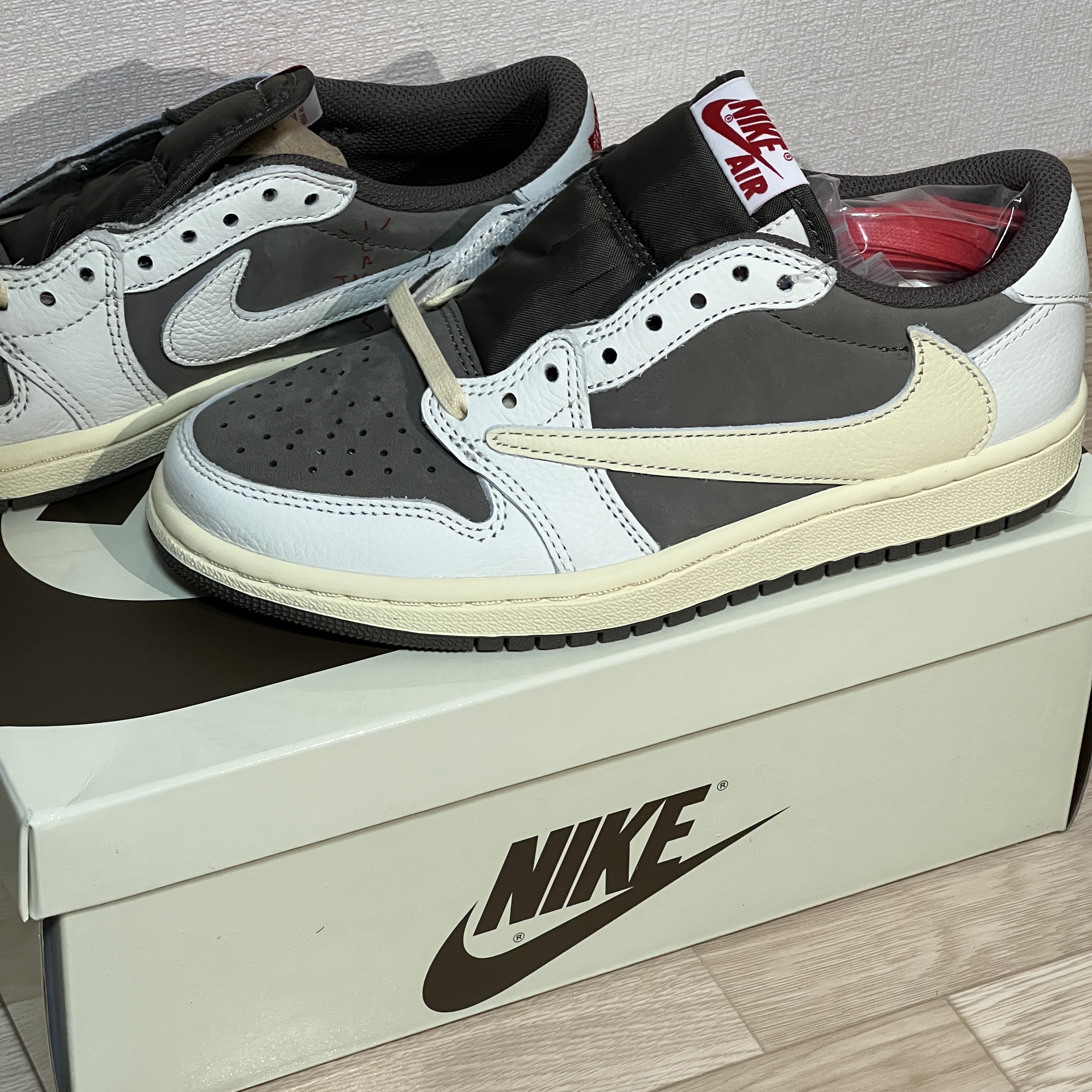 Jordan 1 x Travis Scott Retro Low OG SP Sail and Ridgerock 착용 스타일