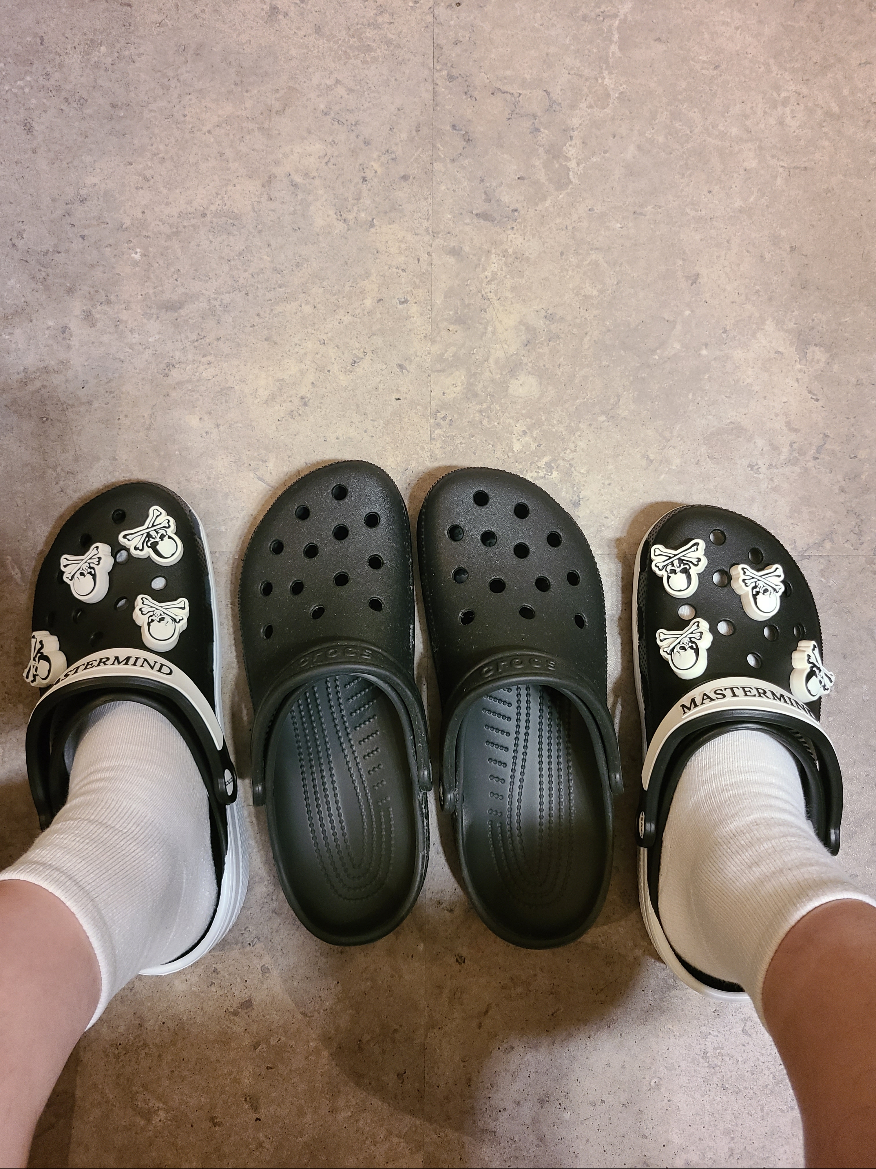 Crocs x Mastermind Classic Clog Black White, Jordan 1 Retro Low OG Bleached Coral 착용 스타일 - 1