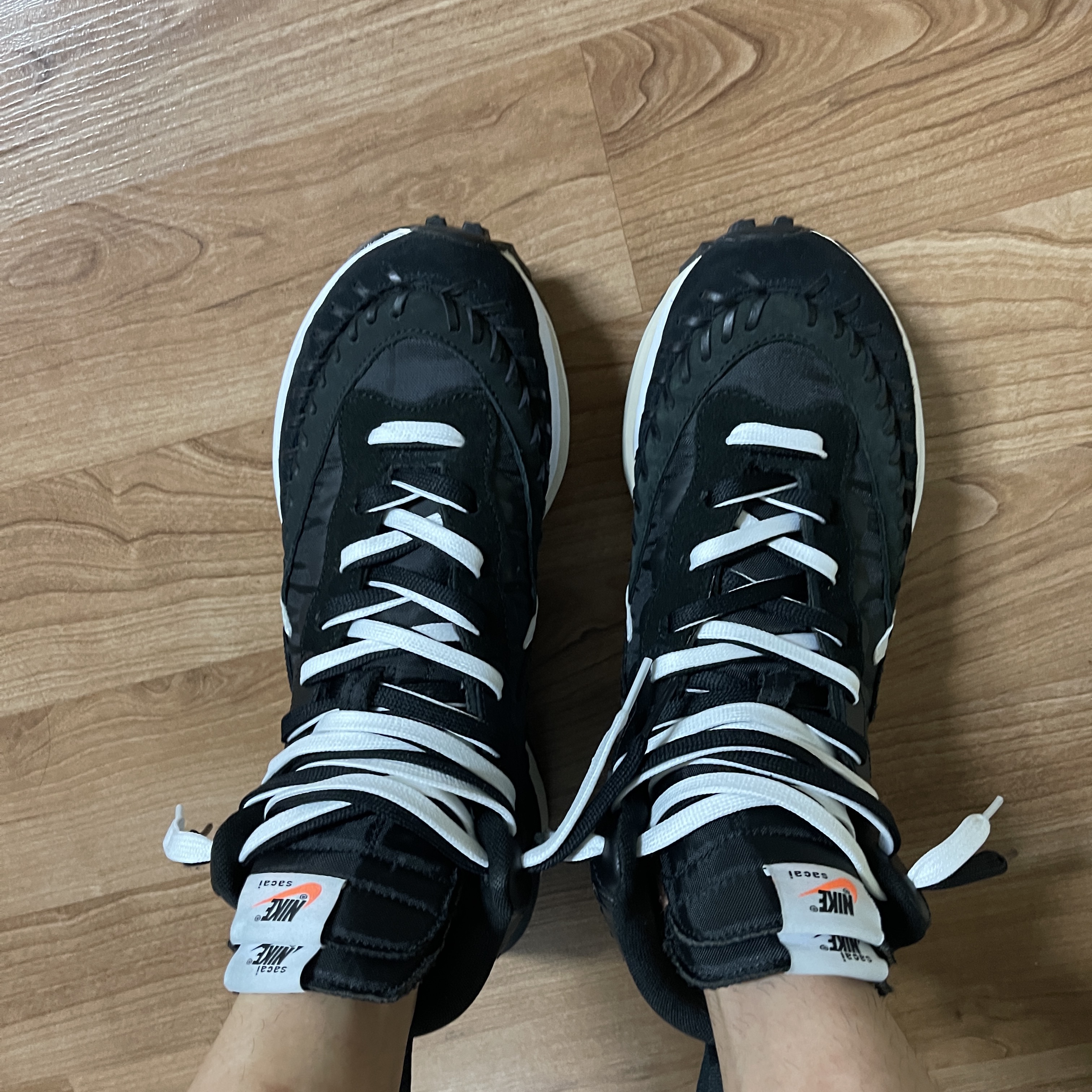 Nike x Sacai x Jean Paul Gaultier VaporWaffle Black White 착용 스타일 - 3