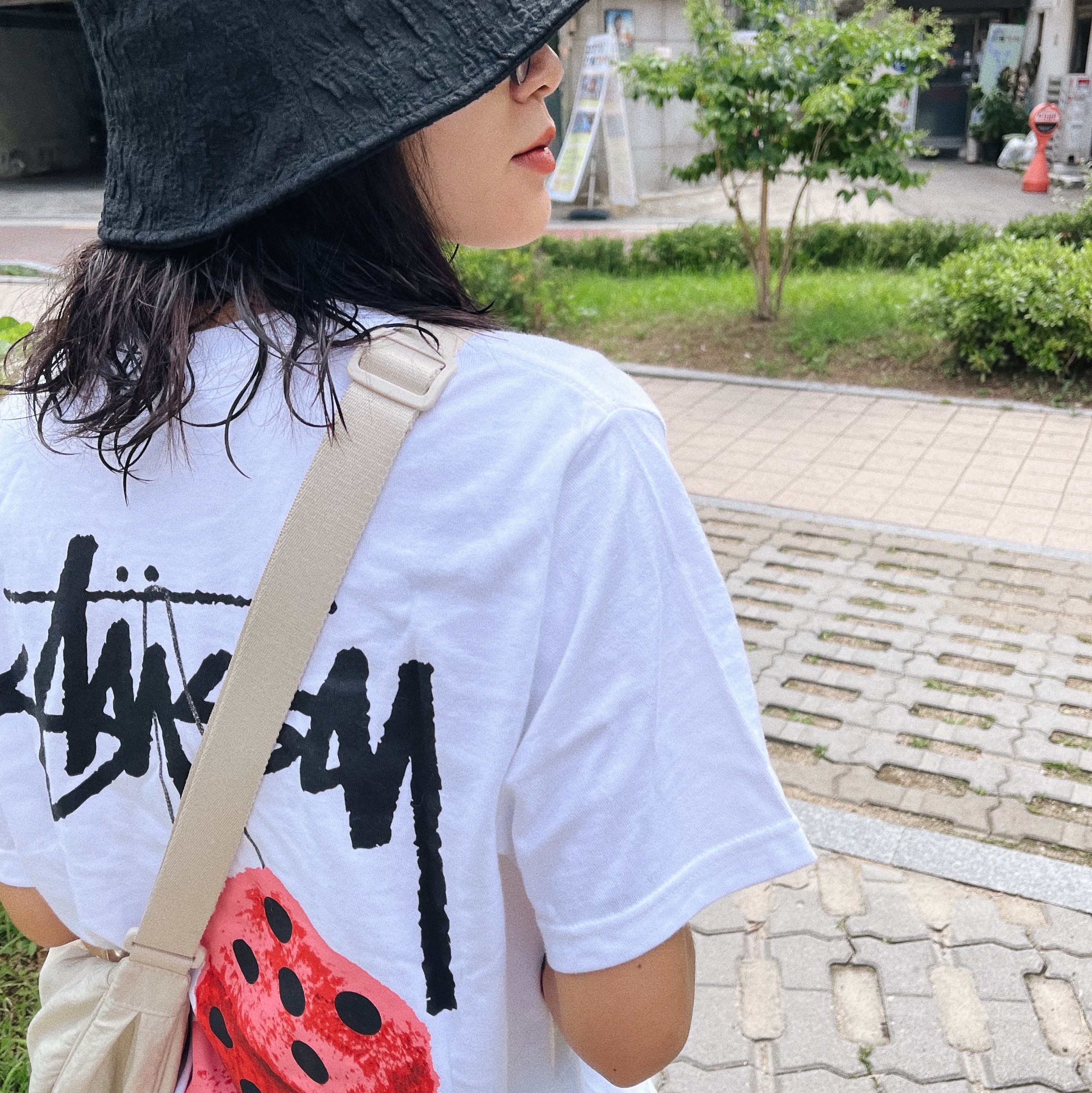 Stussy Fuzzy Dice T-Shirt White 착용 스타일 - 1