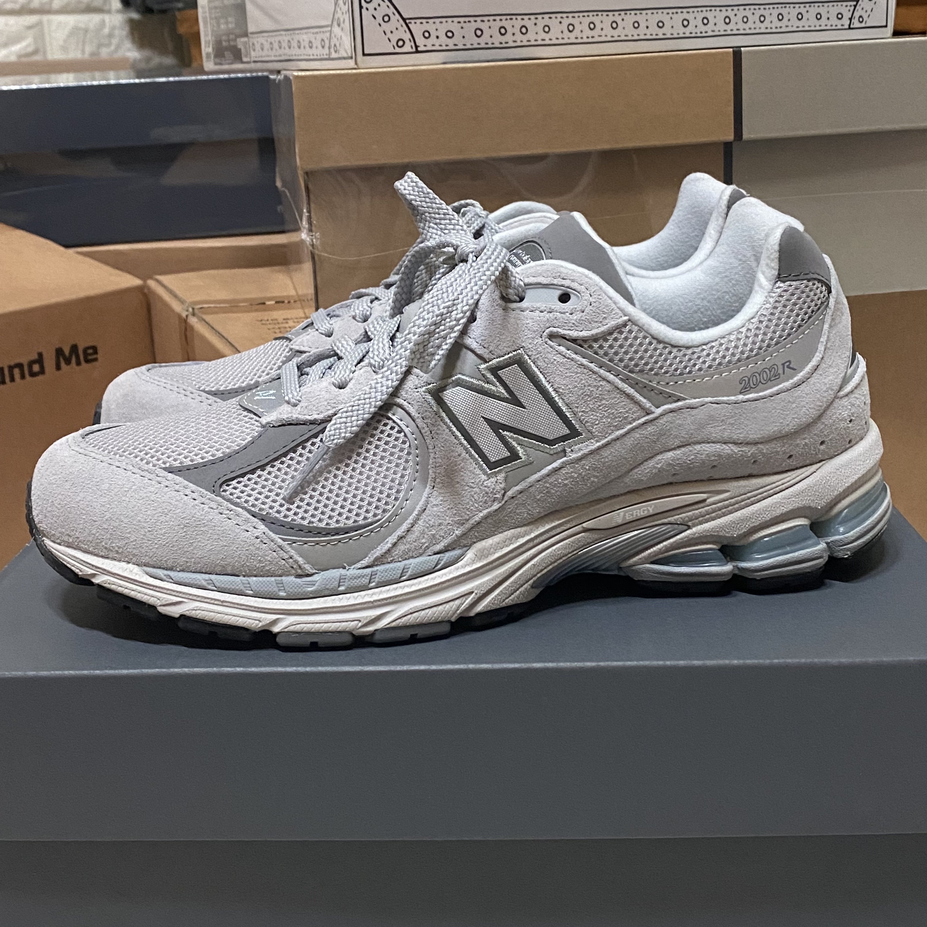 New Balance 2002R T2 Gray, Vans Style 36 Decon SF Marshmallow White 착용 스타일 - 1