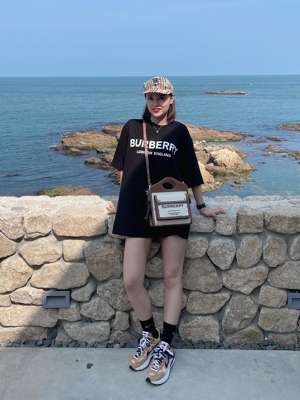 Burberry Monogram Motif Vintage Check Cotton Baseball Cap Archive Beige, Nike x Sacai VaporWaffle Sesame and Blue Void 착용 스타일 - 2