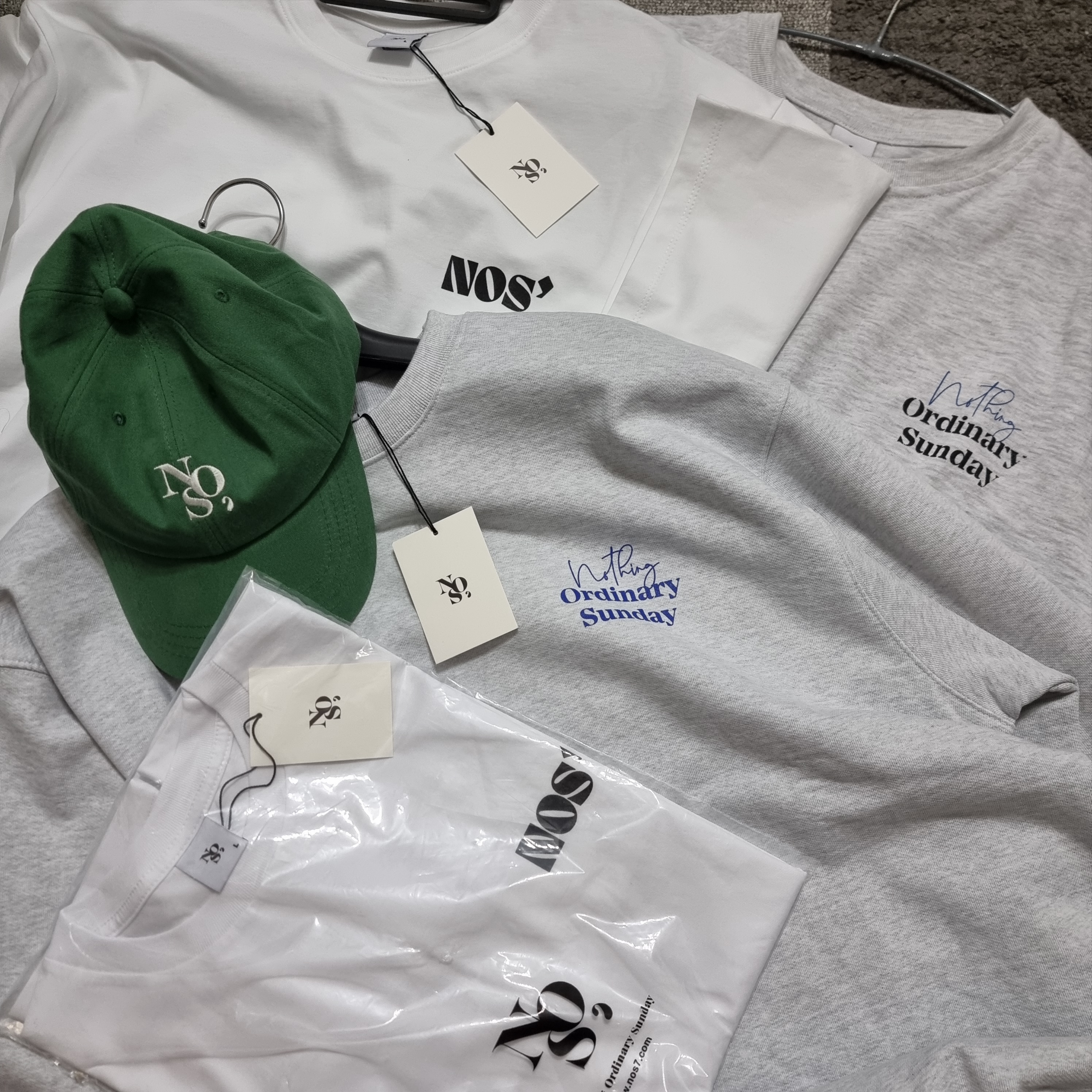 NOS7 Black Signature Logo Standard Fit T-Shirt White, NOS7 Black Signature Logo Box Fit T-Shirt White 착용 스타일