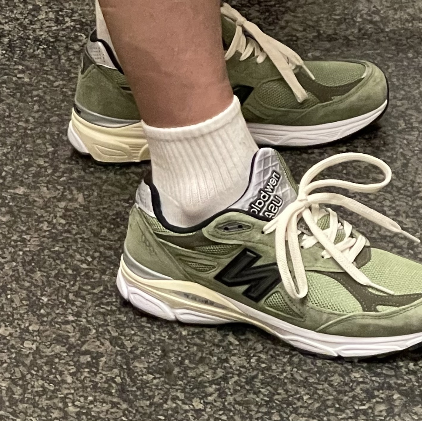 New Balance x JJJJound 990v3 Olive 착용 스타일 - 3