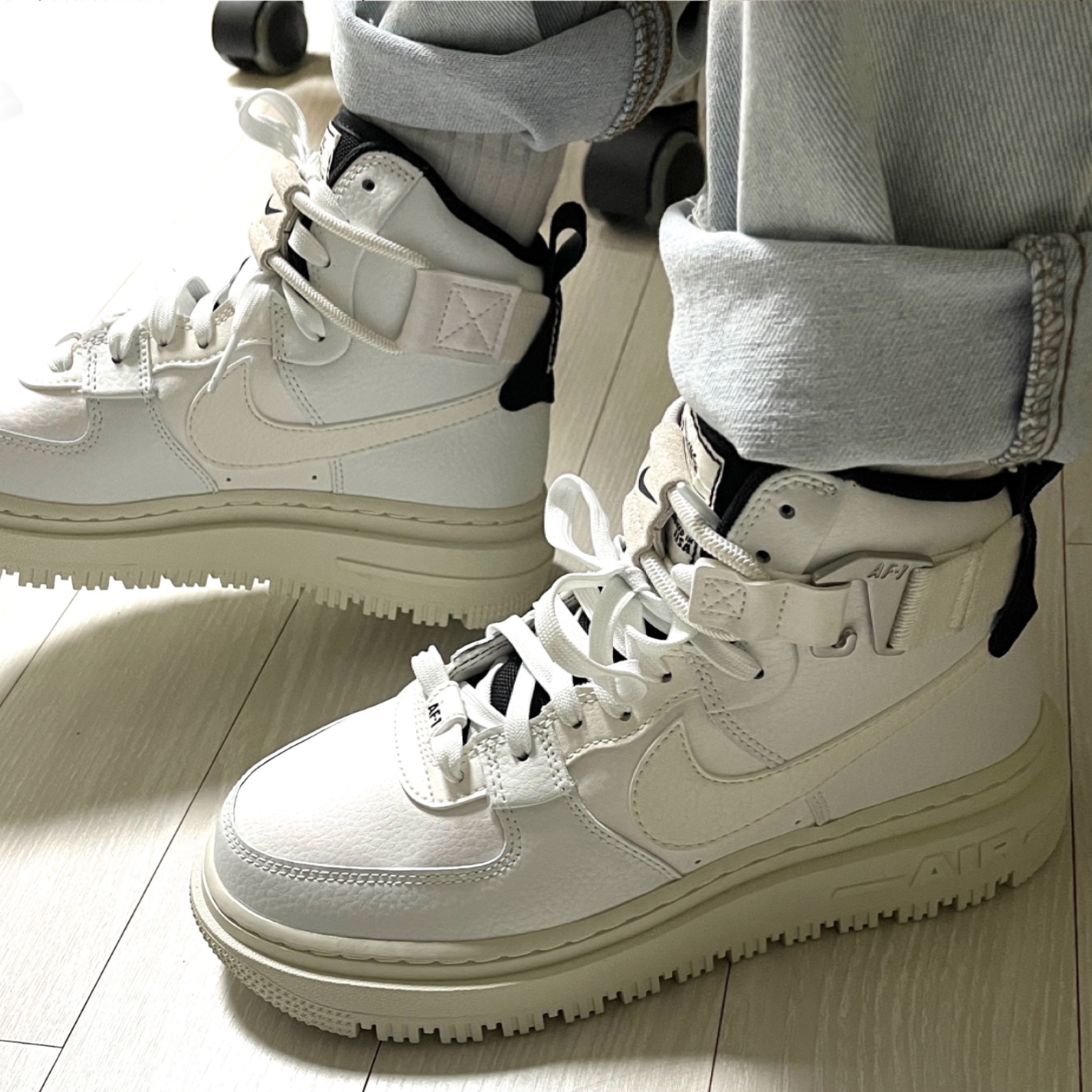 (W) Nike Air Force 1 High Utility 2.0 Summit White 착용 스타일 - 1