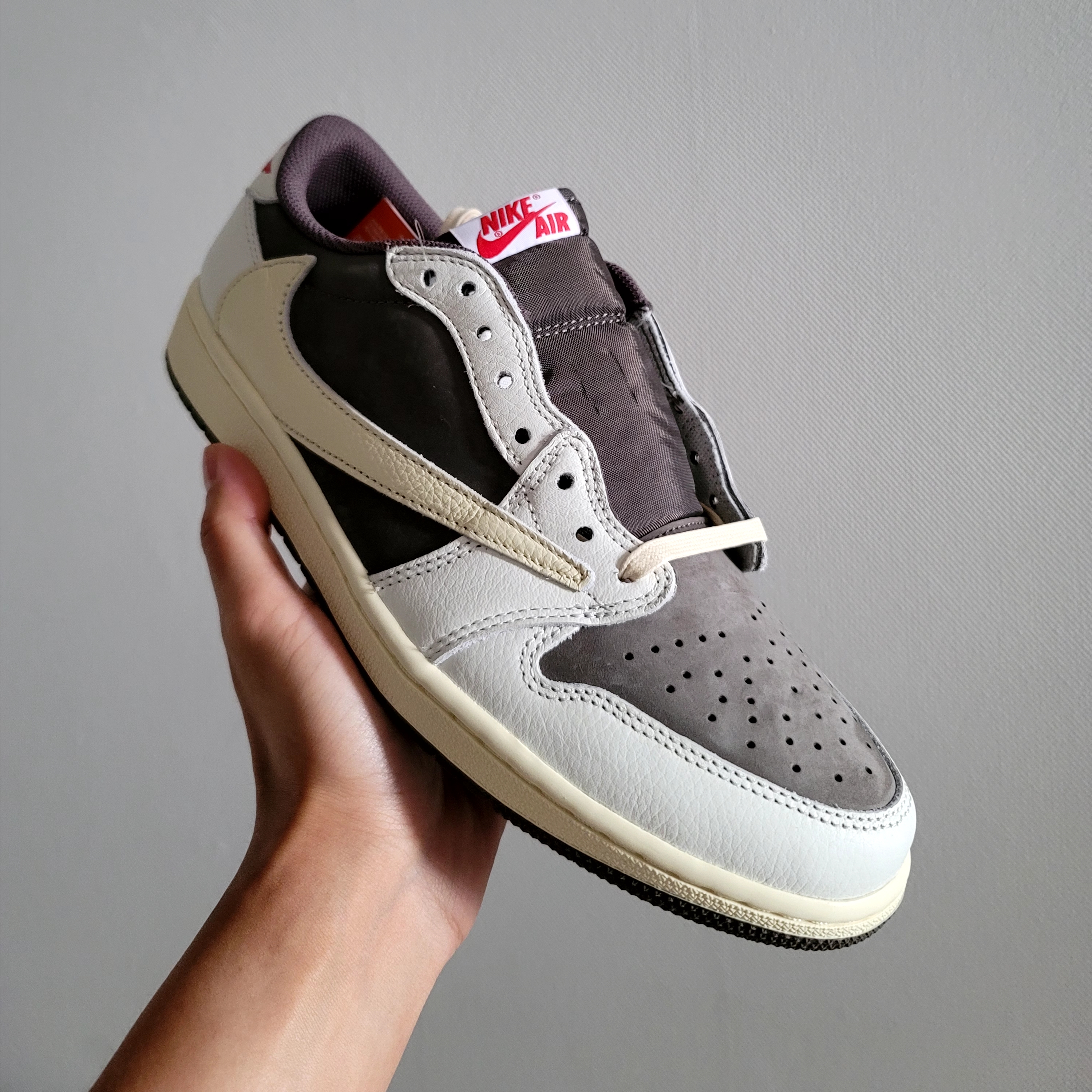 Jordan 1 x Travis Scott Retro Low OG SP Sail and Ridgerock 착용 스타일 - 3
