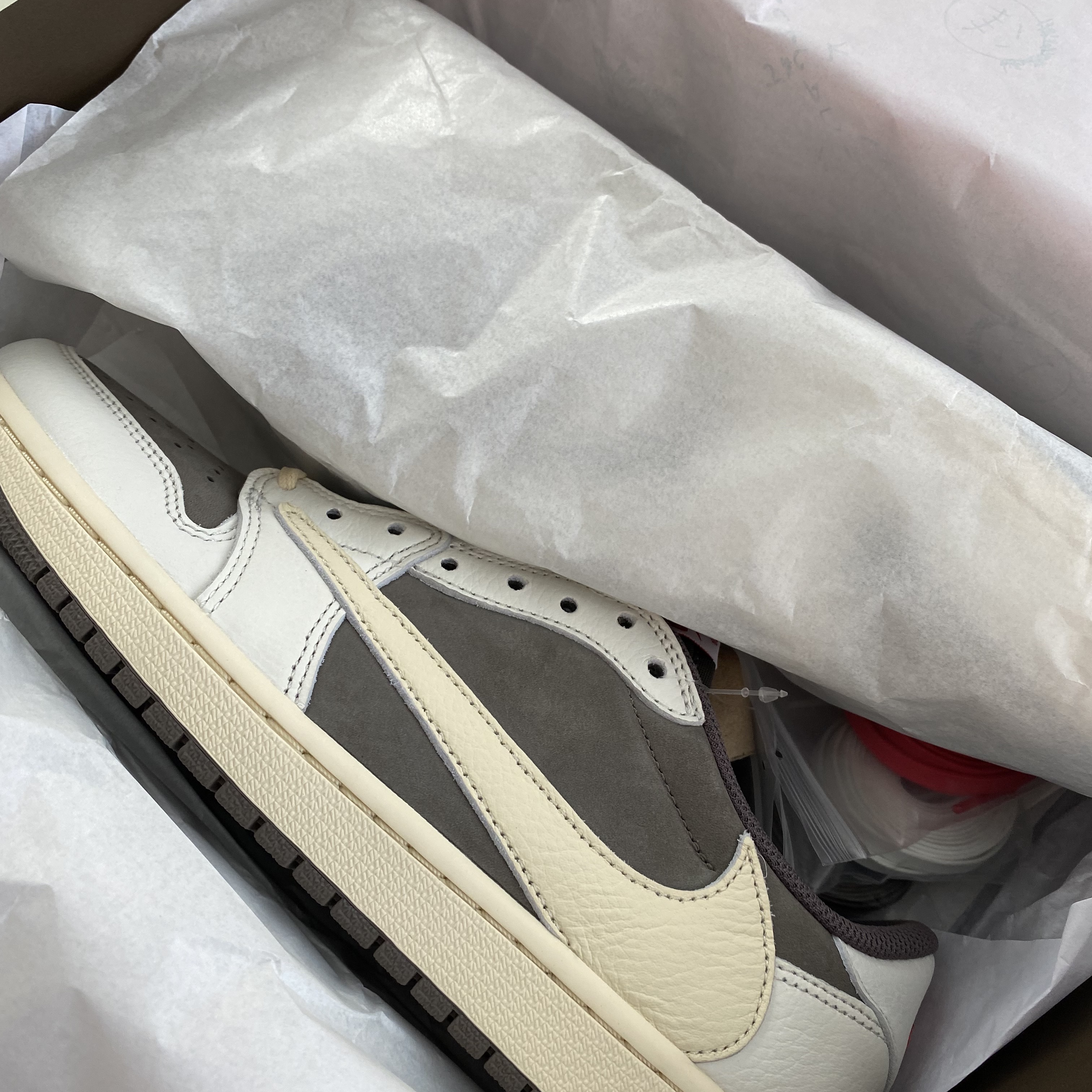 Jordan 1 x Travis Scott Retro Low OG SP Sail and Ridgerock, (PS) Jordan 1 x Travis Scott Retro Low OG SP Sail and Ridgerock 착용 스타일 - 2
