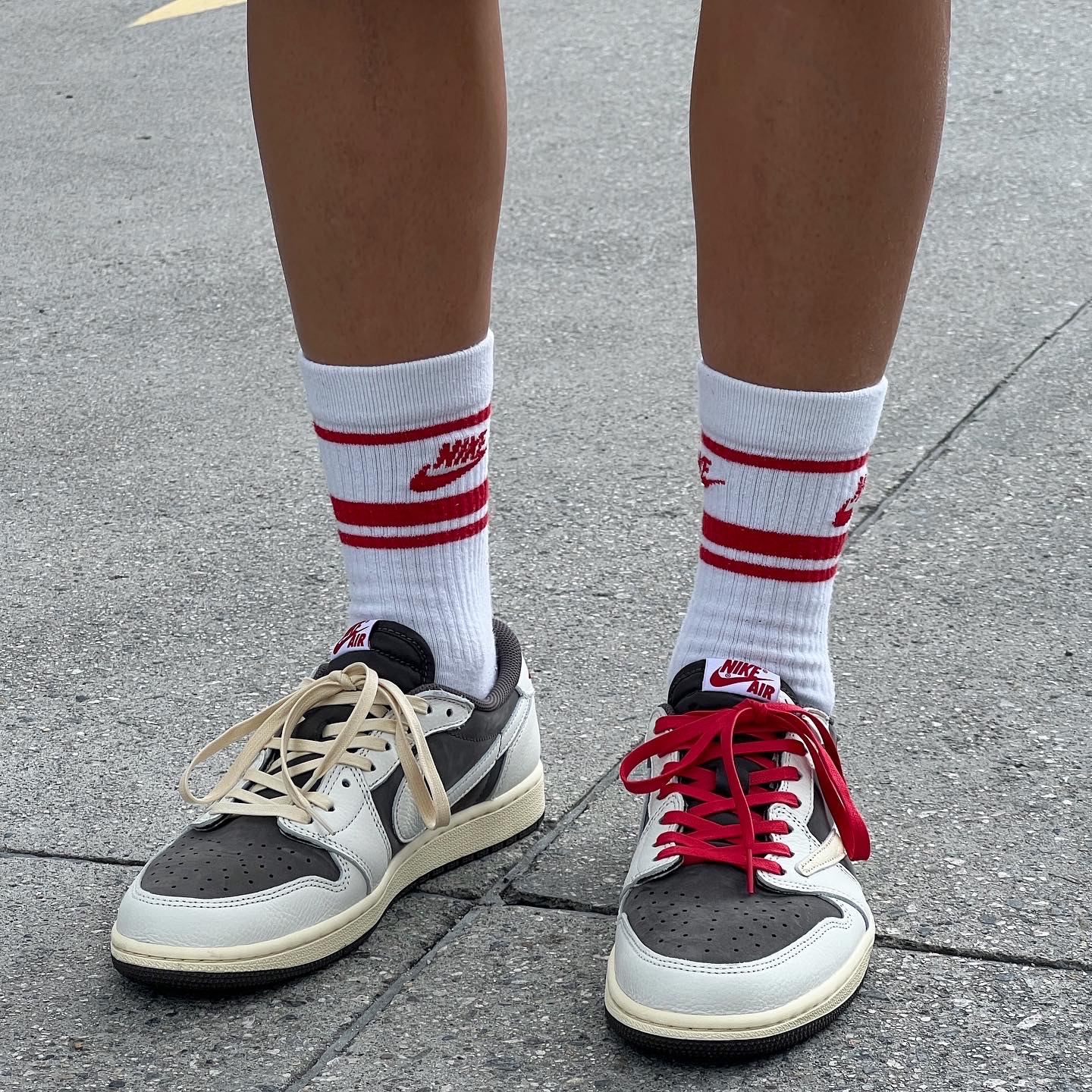 Jordan 1 x Travis Scott Retro Low OG SP Sail and Ridgerock, Stussy Fuzzy Dice T-Shirt White 착용 스타일 - 2