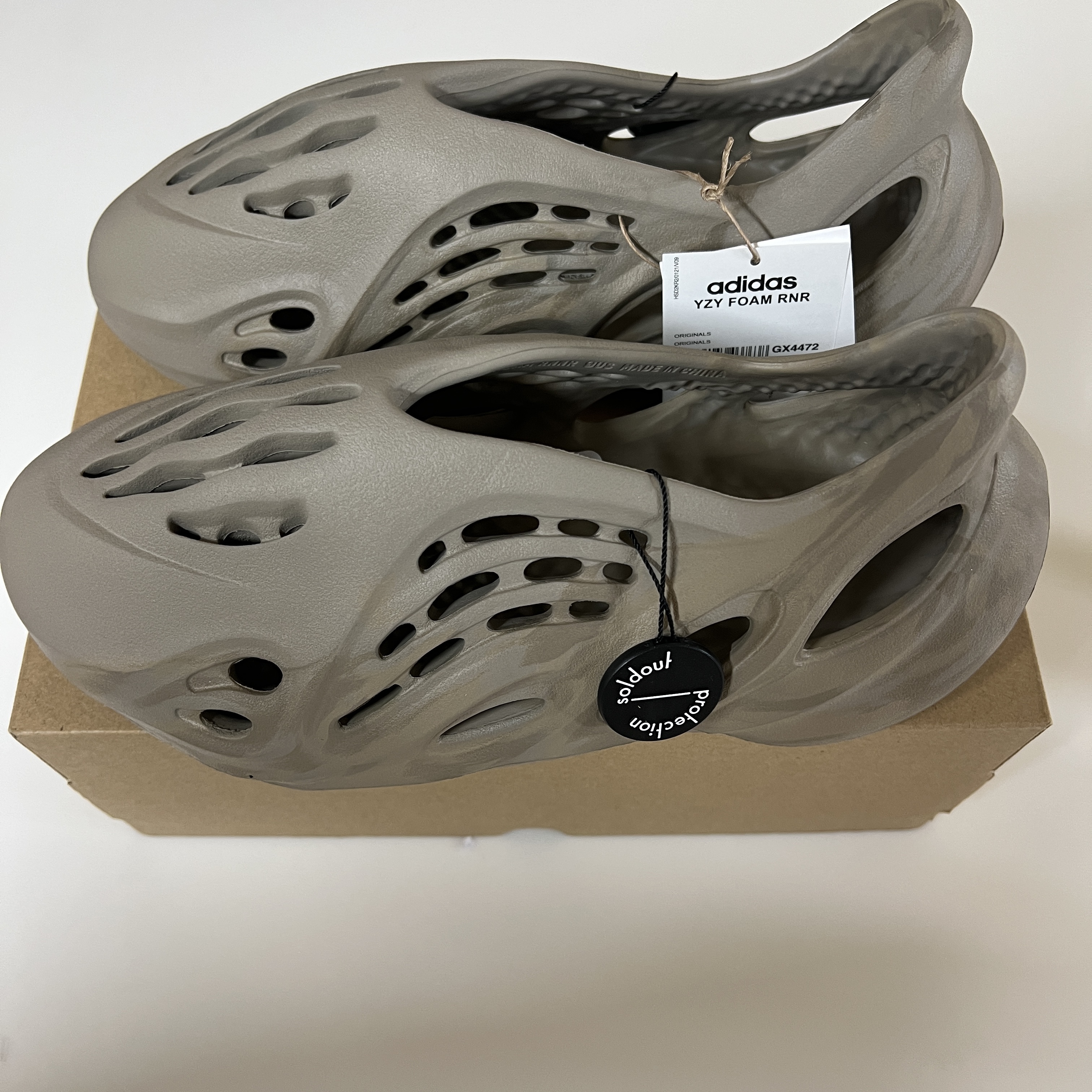 Adidas Yeezy Foam RNNR Stone Sage 착용 스타일