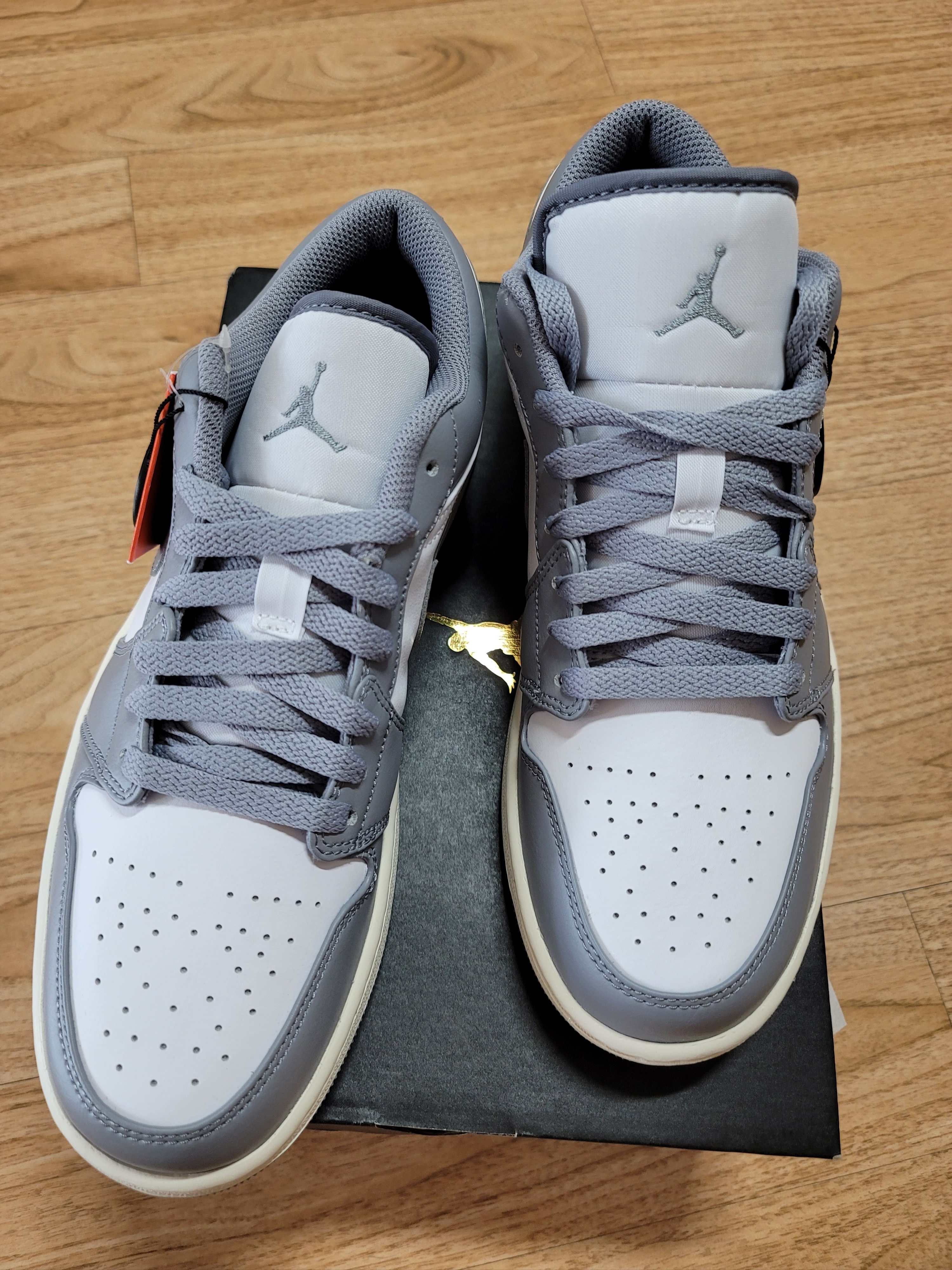 Jordan 1 Low Stealth and White 착용 스타일 - 1