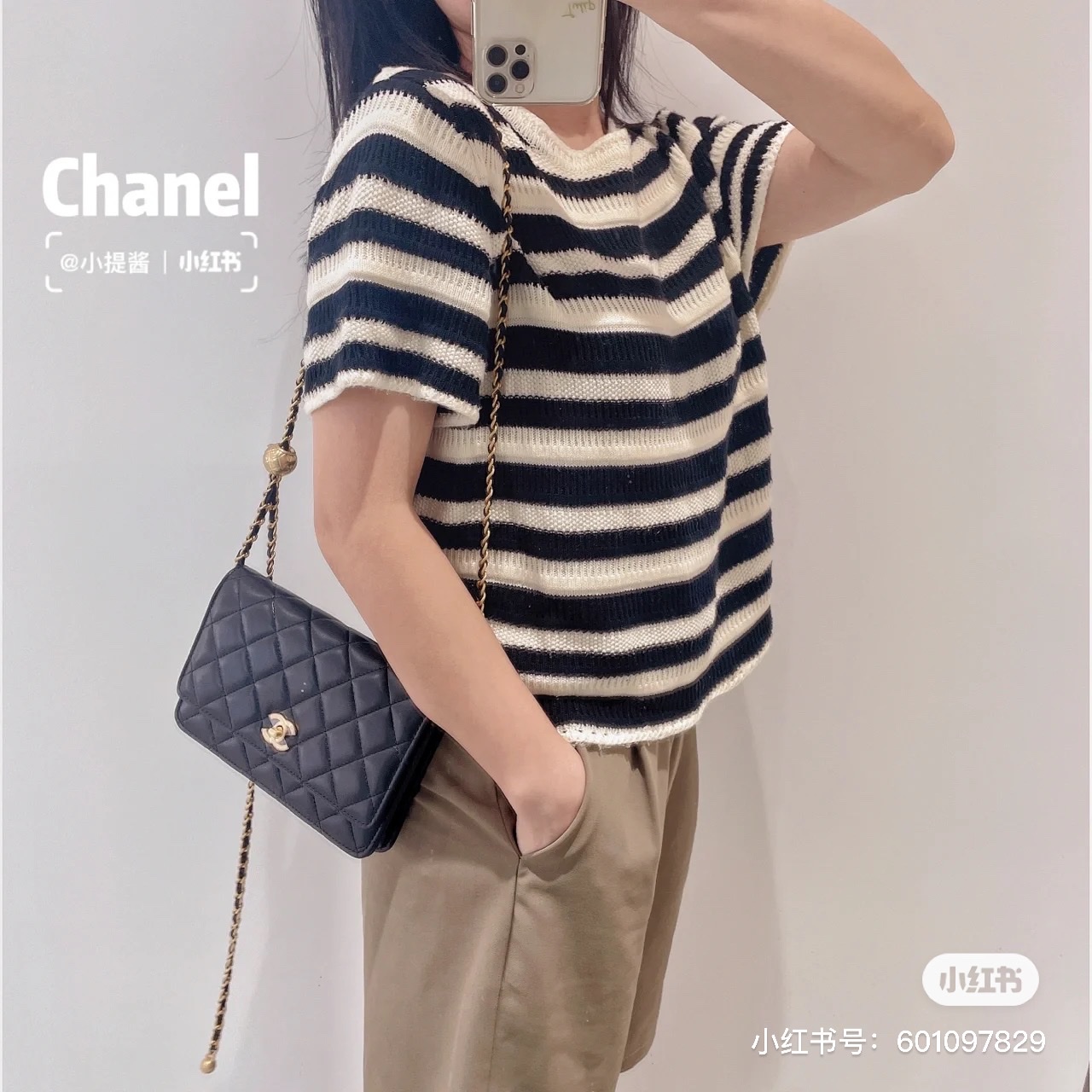 Chanel Wallet On Chain Lambskin & Gold Black 착용 스타일 - 1