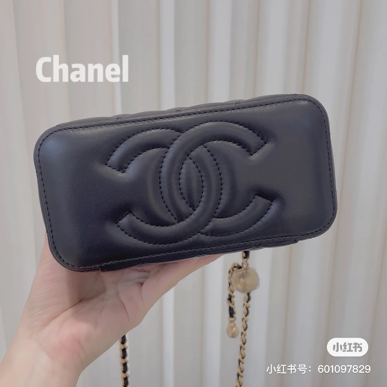 Chanel Clutch With Chain Lambskin & Gold Black 착용 스타일 - 4