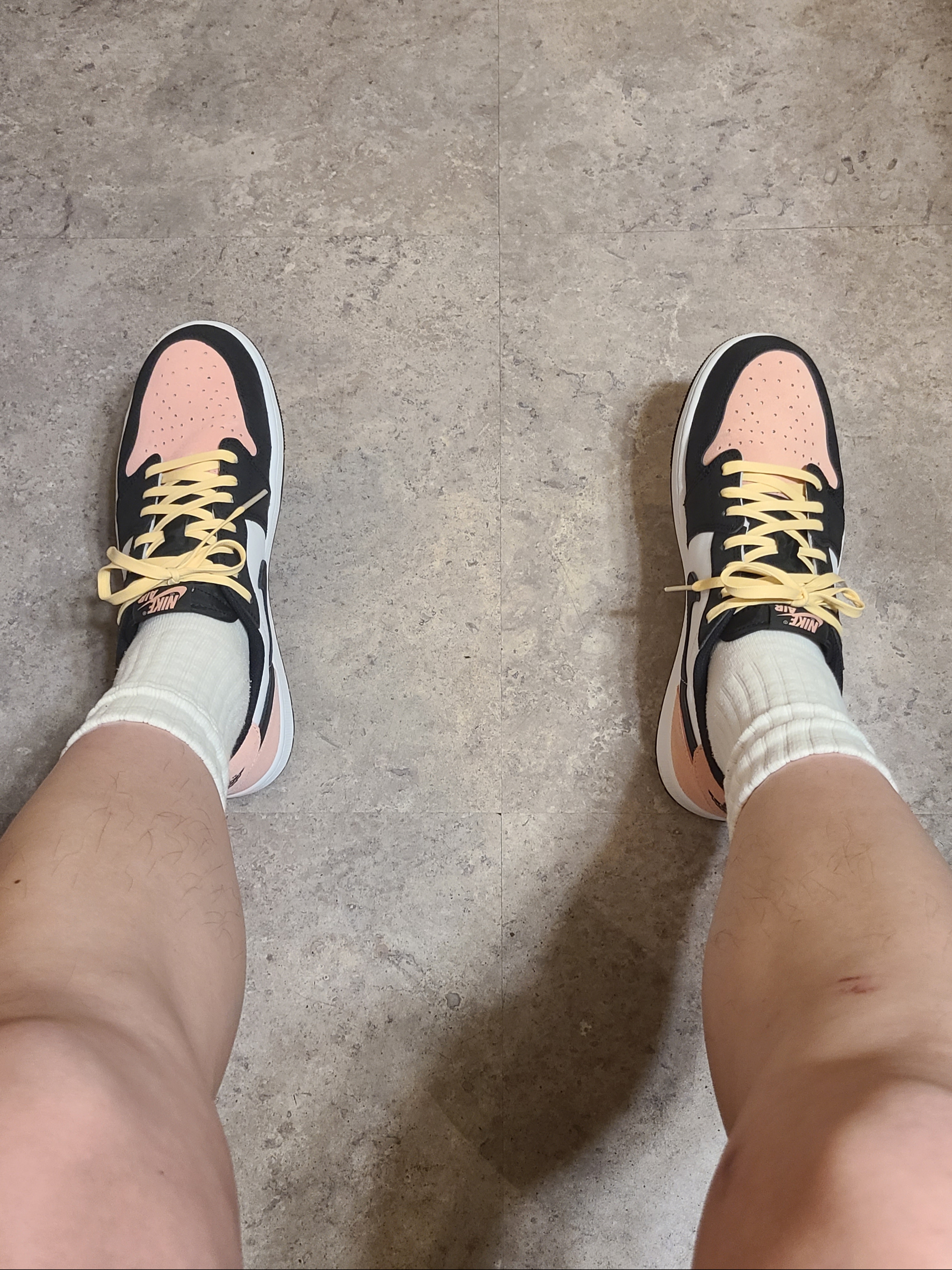 Crocs x Mastermind Classic Clog Black White, Jordan 1 Retro Low OG Bleached Coral 착용 스타일 - 2