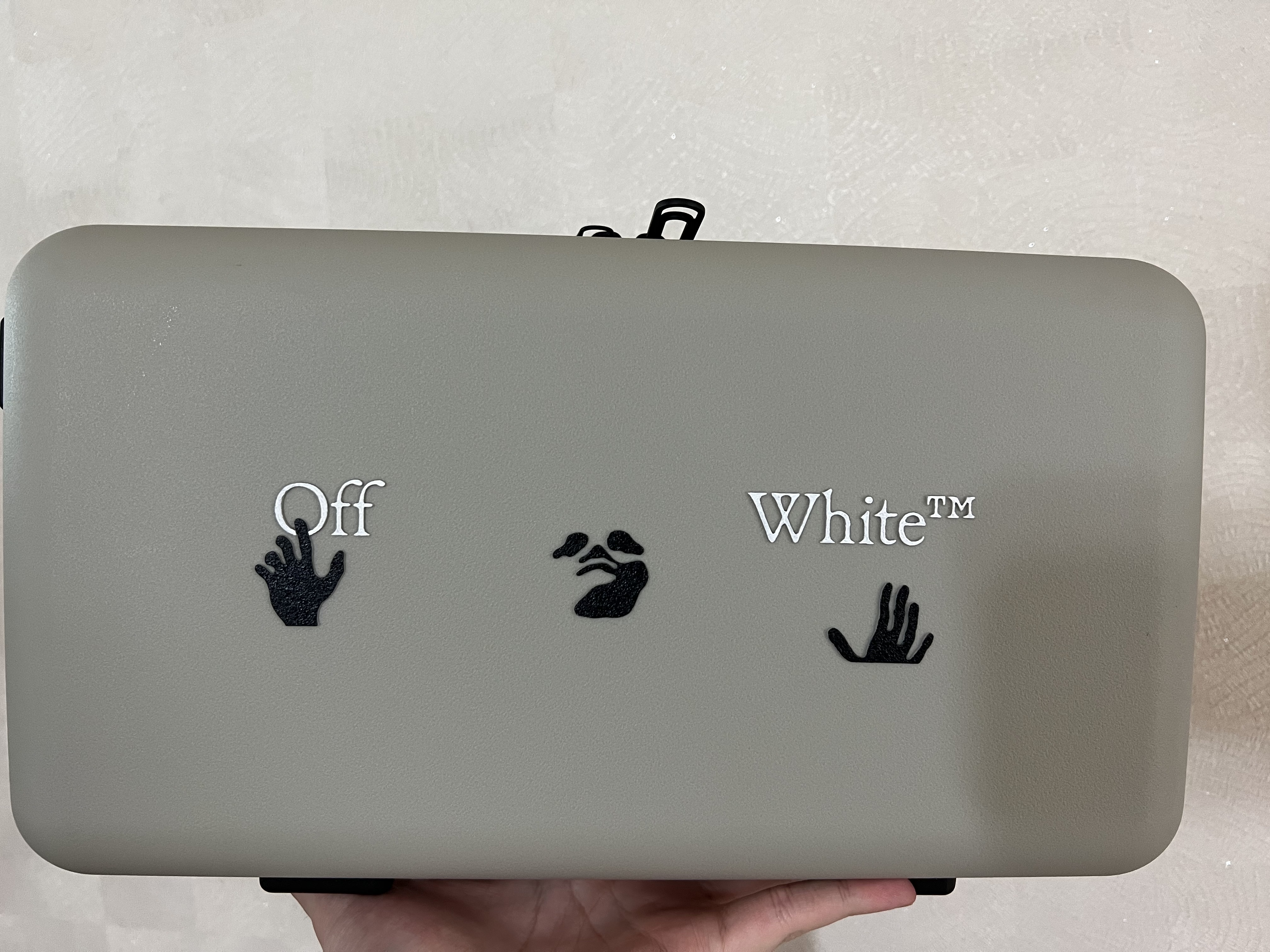 Off-White x Amore Pacific Protection Box (Without Cosmetics) 착용 스타일 - 1