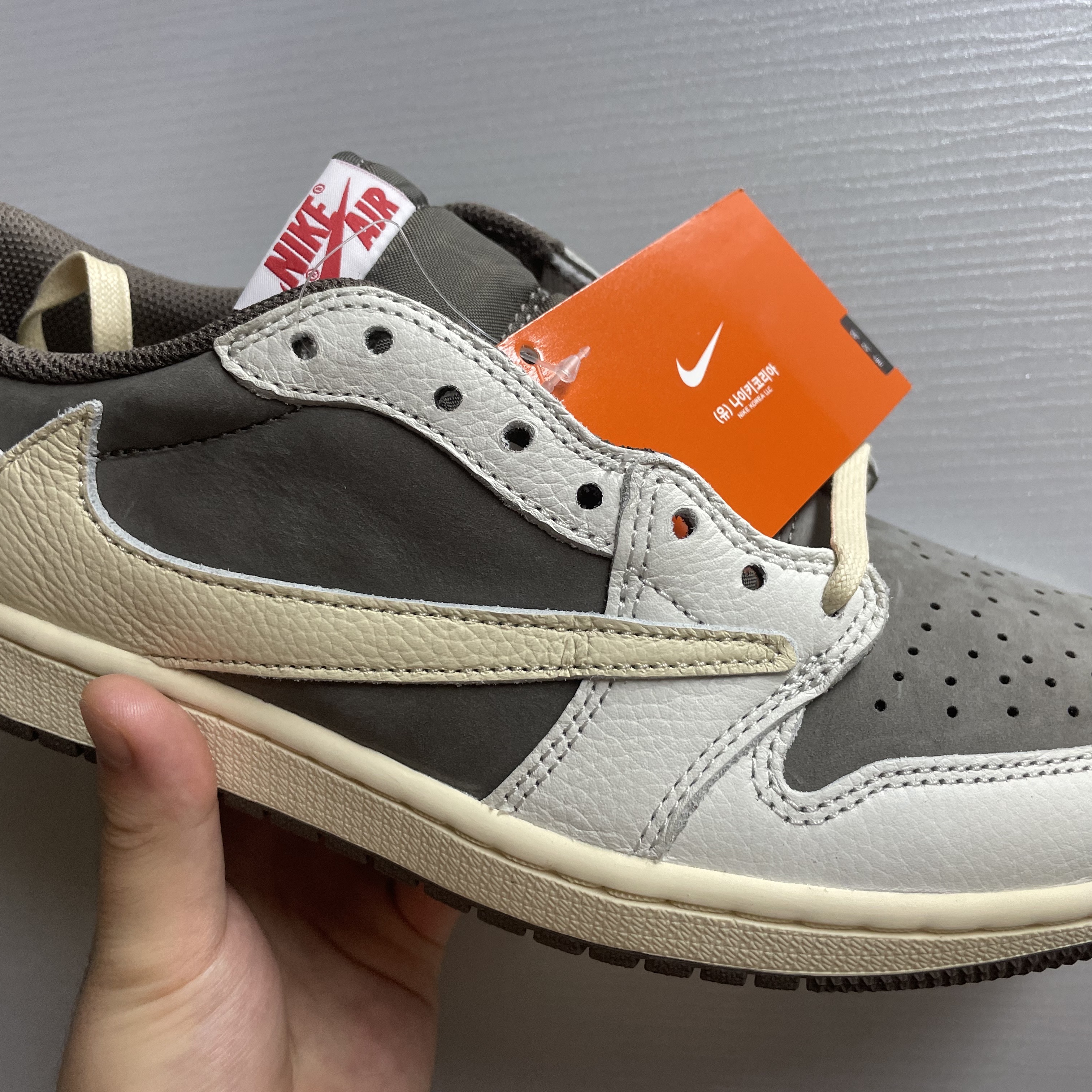 Jordan 1 x Travis Scott Retro Low OG SP Sail and Ridgerock 착용 스타일