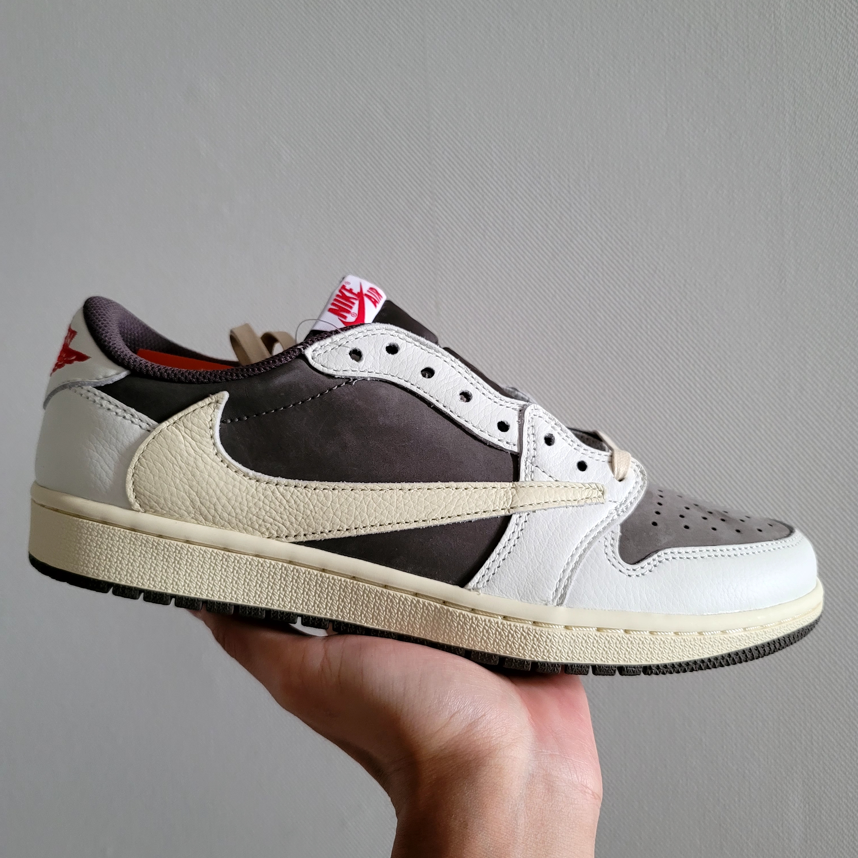 Jordan 1 x Travis Scott Retro Low OG SP Sail and Ridgerock 착용 스타일 - 1