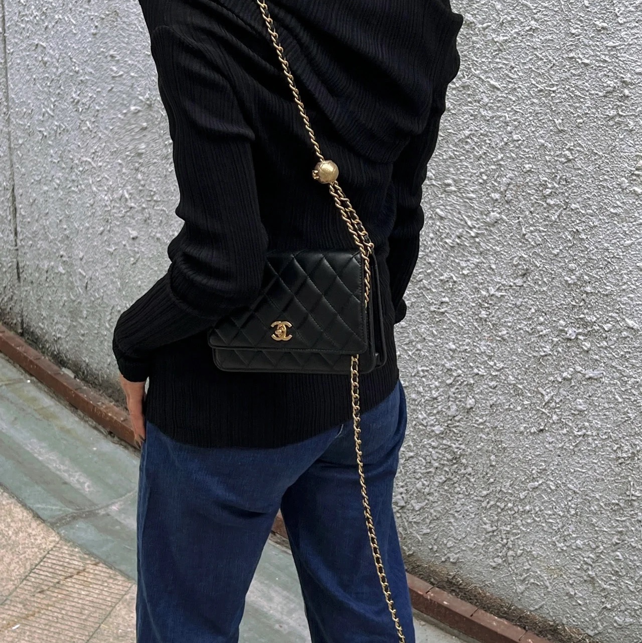Chanel Wallet On Chain Lambskin & Gold Black 착용 스타일 - 3