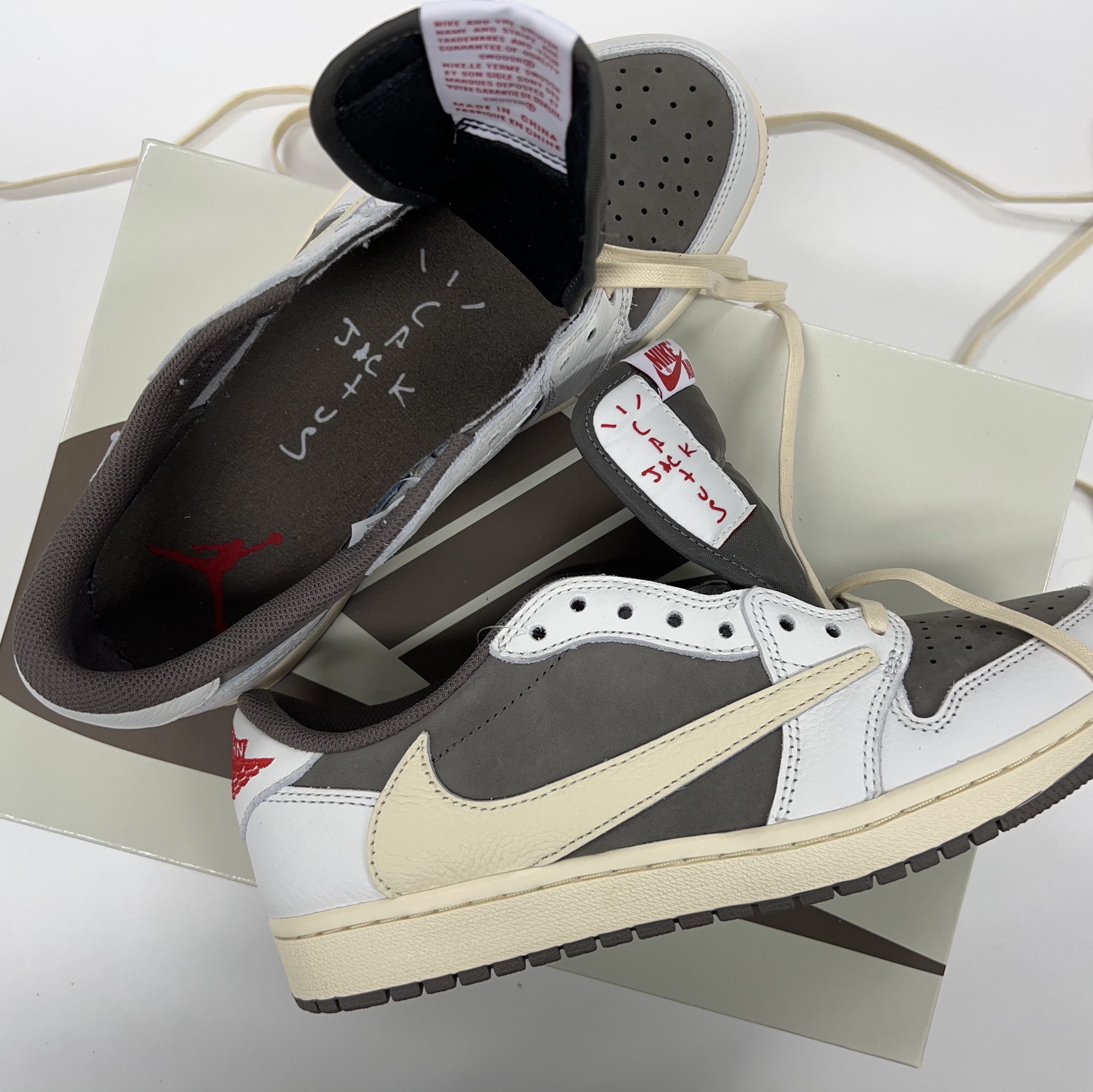Jordan 1 x Travis Scott Retro Low OG SP Sail and Ridgerock 착용 스타일 - 1