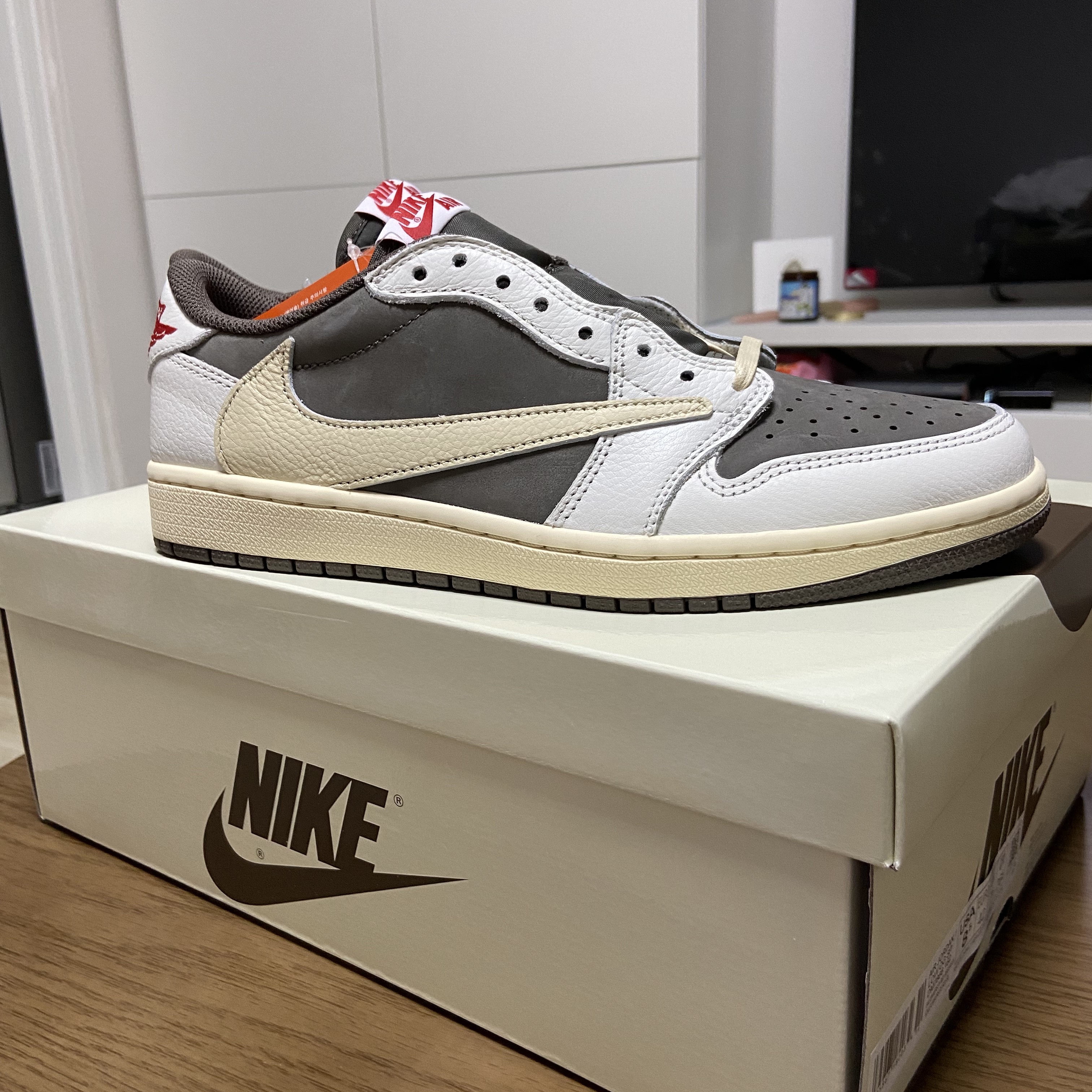 Jordan 1 x Travis Scott Retro Low OG SP Sail and Ridgerock 착용 스타일 - 4