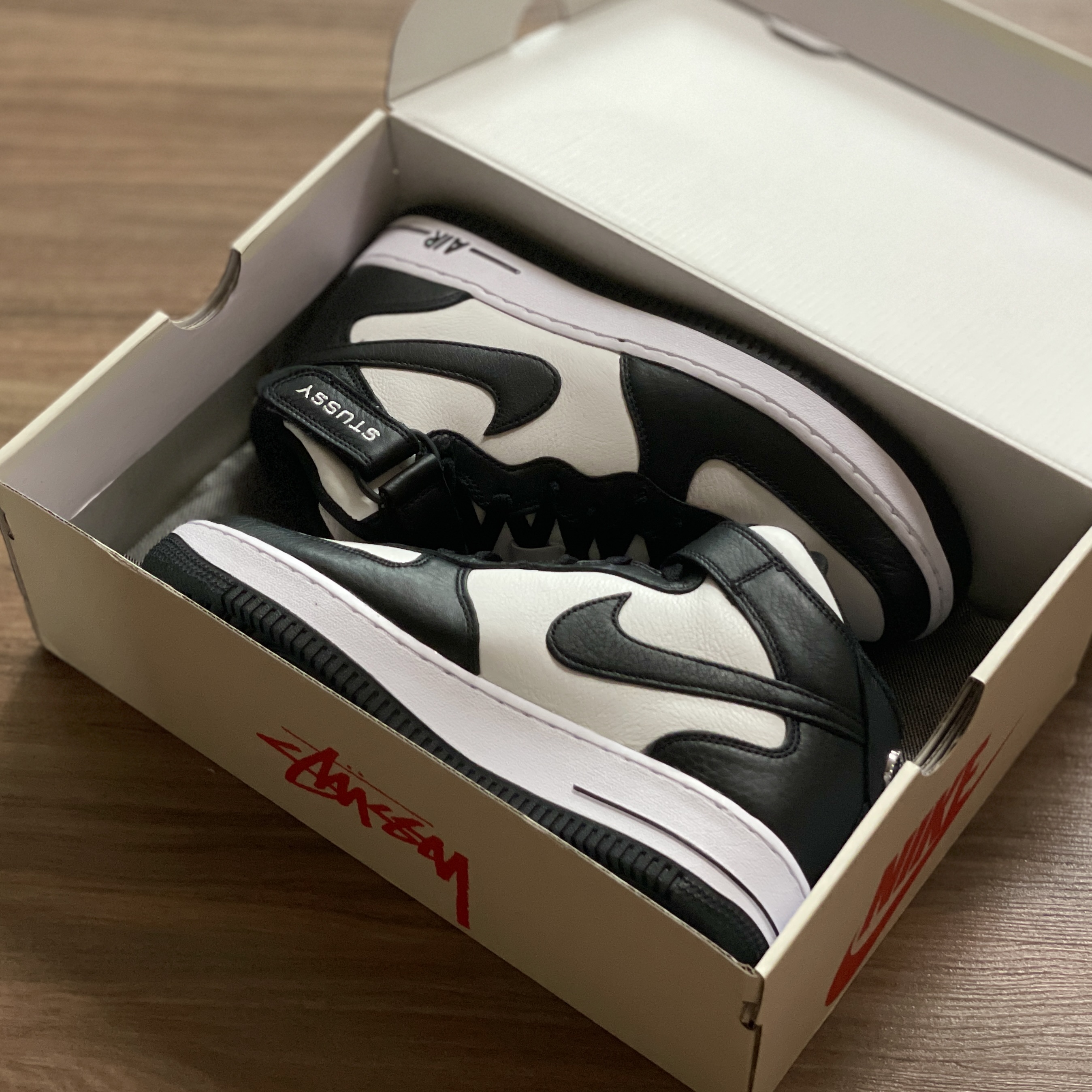 Nike x Stussy Air Force 1 '07 Mid SP Black and Light Bone 착용 스타일 - 2