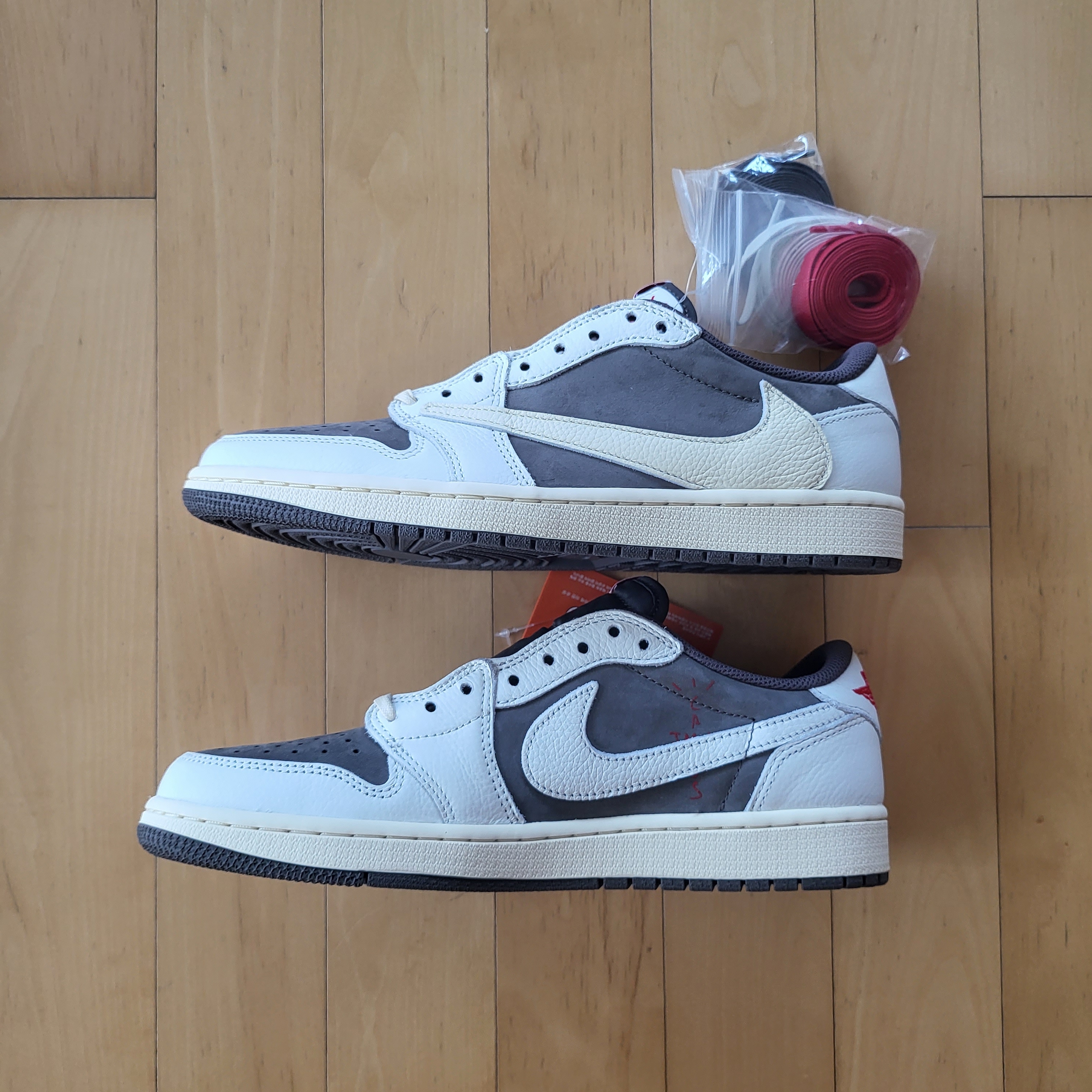 Jordan 1 x Travis Scott Retro Low OG SP Sail and Ridgerock, New Balance x Aime Leon Dore 550 Brown 착용 스타일 - 1