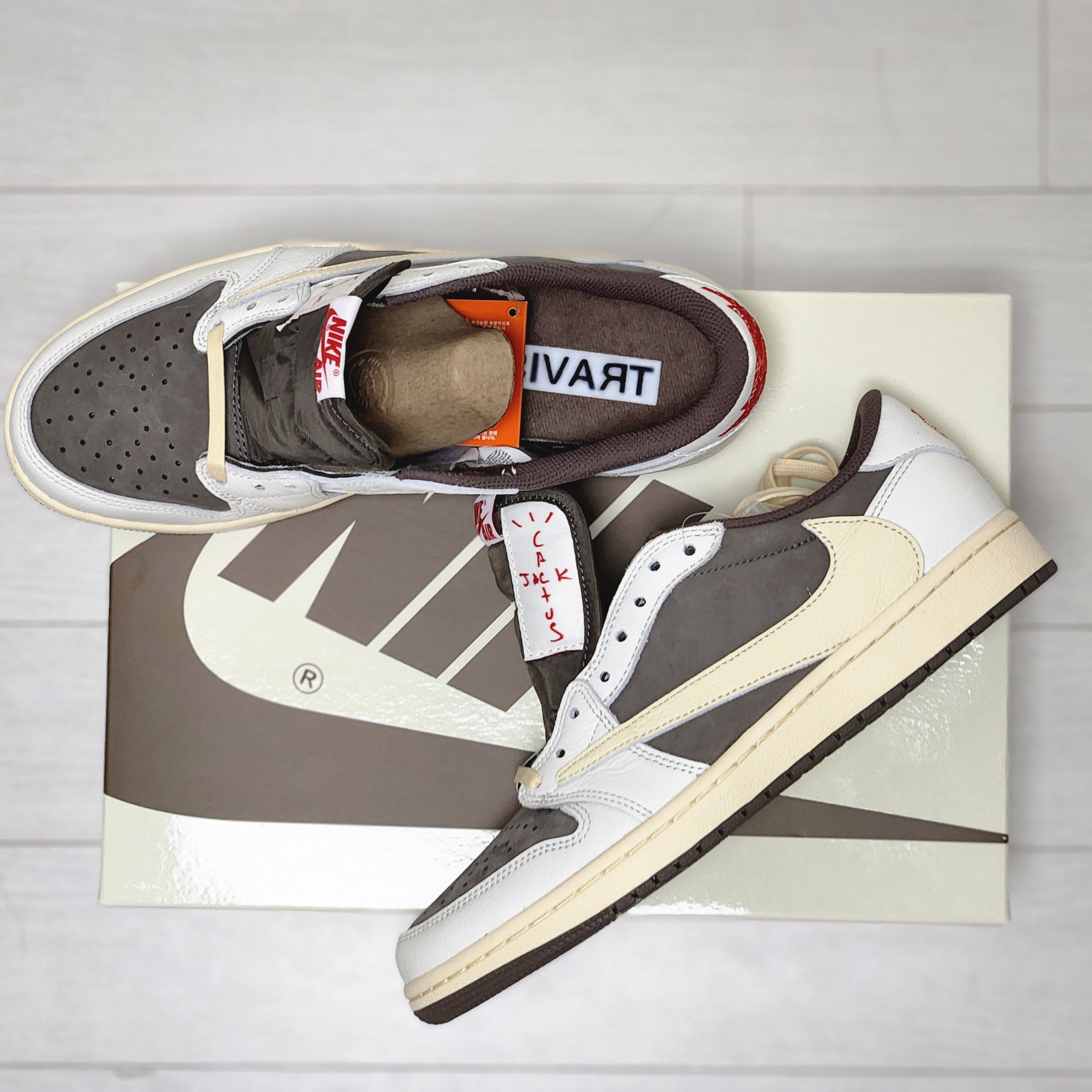 Jordan 1 x Travis Scott Retro Low OG SP Sail and Ridgerock 착용 스타일 - 1