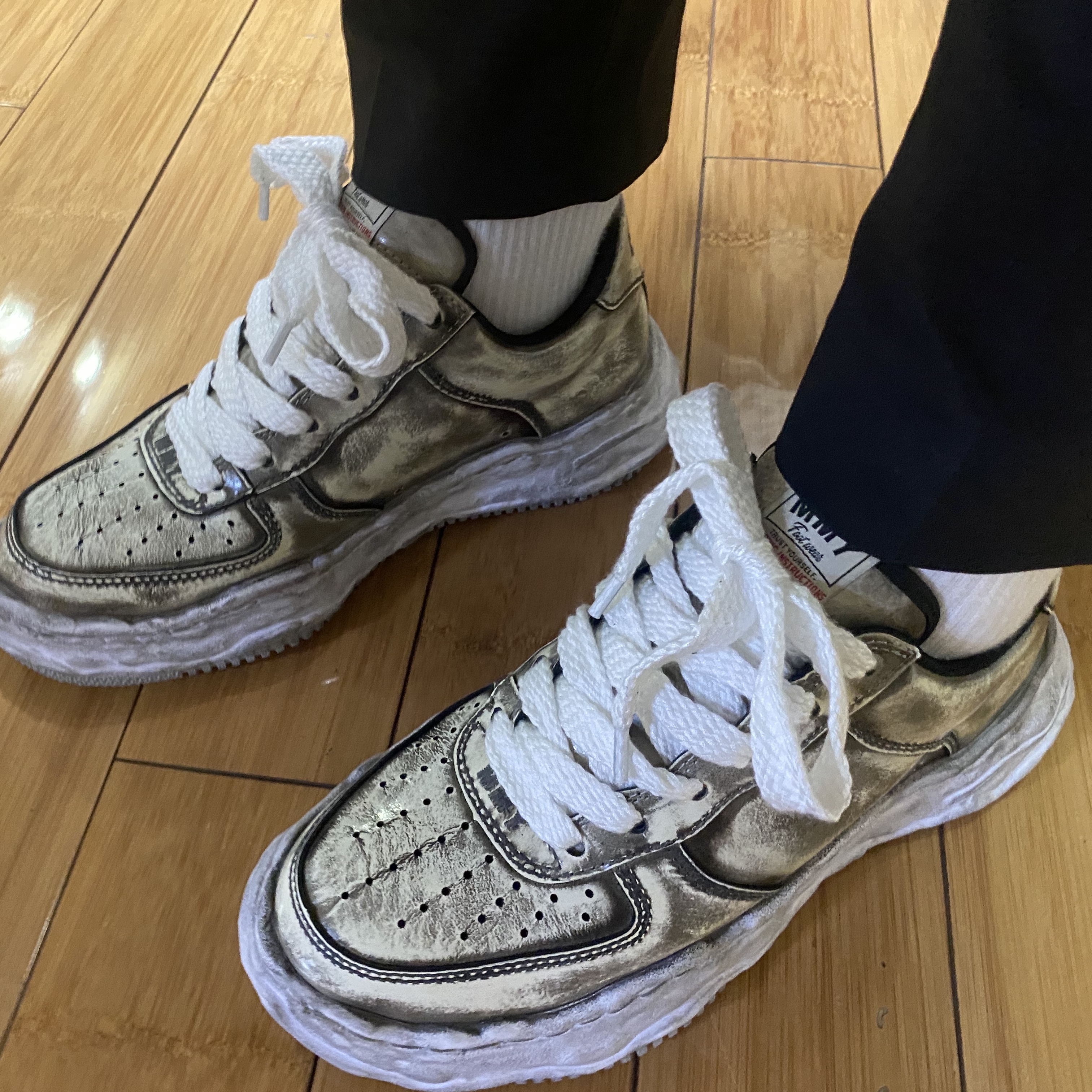 Maison Mihara Yasuhiro Wayne OG Sole Brushed Patent Low-top Sneakers White 착용 스타일