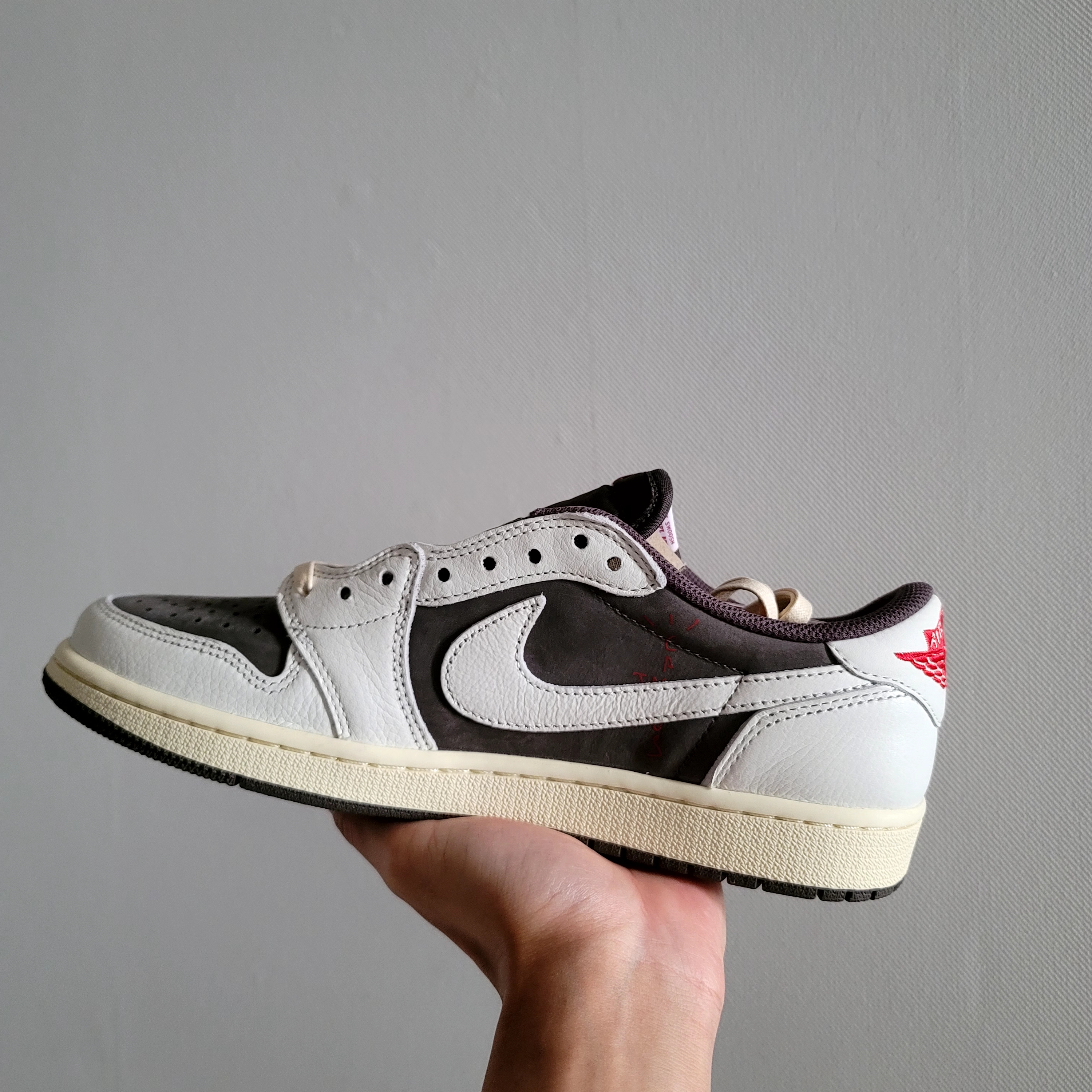 Jordan 1 x Travis Scott Retro Low OG SP Sail and Ridgerock 착용 스타일 - 2