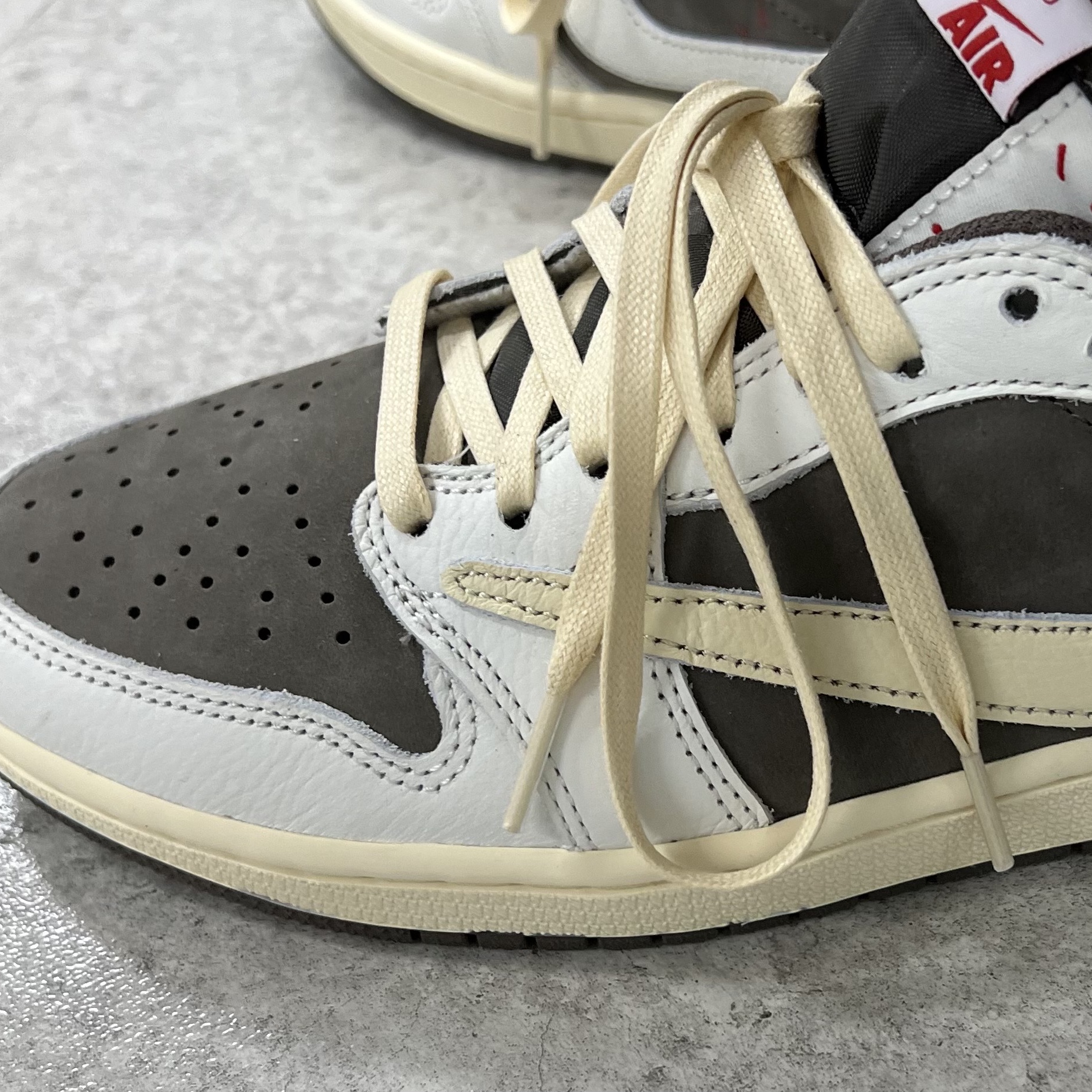 Jordan 1 x Travis Scott Retro Low OG SP Sail and Ridgerock 착용 스타일 - 3
