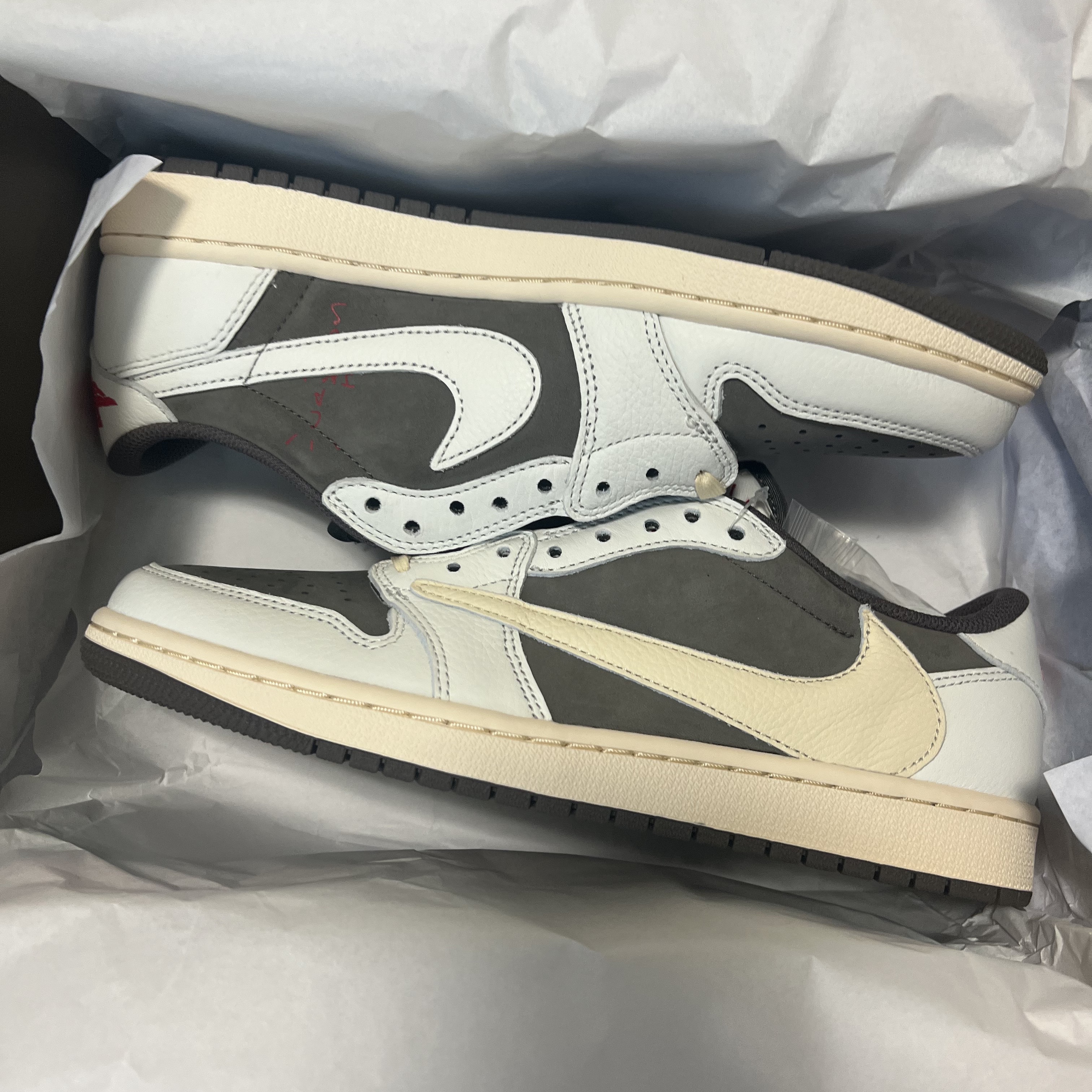 Jordan 1 x Travis Scott Retro Low OG SP Sail and Ridgerock 착용 스타일