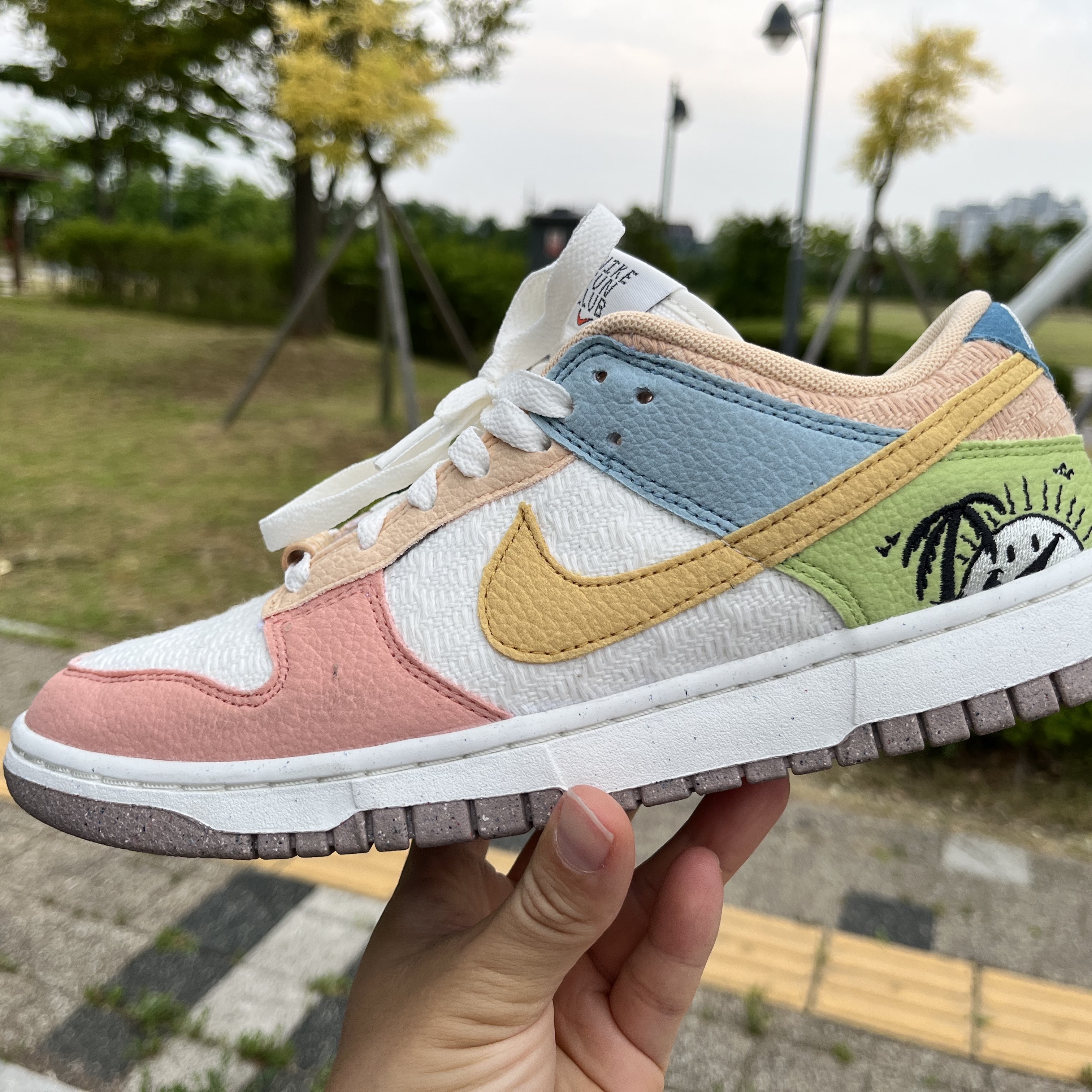 (W) Nike Dunk Low SE Sun Club Sanded Gold 착용 스타일