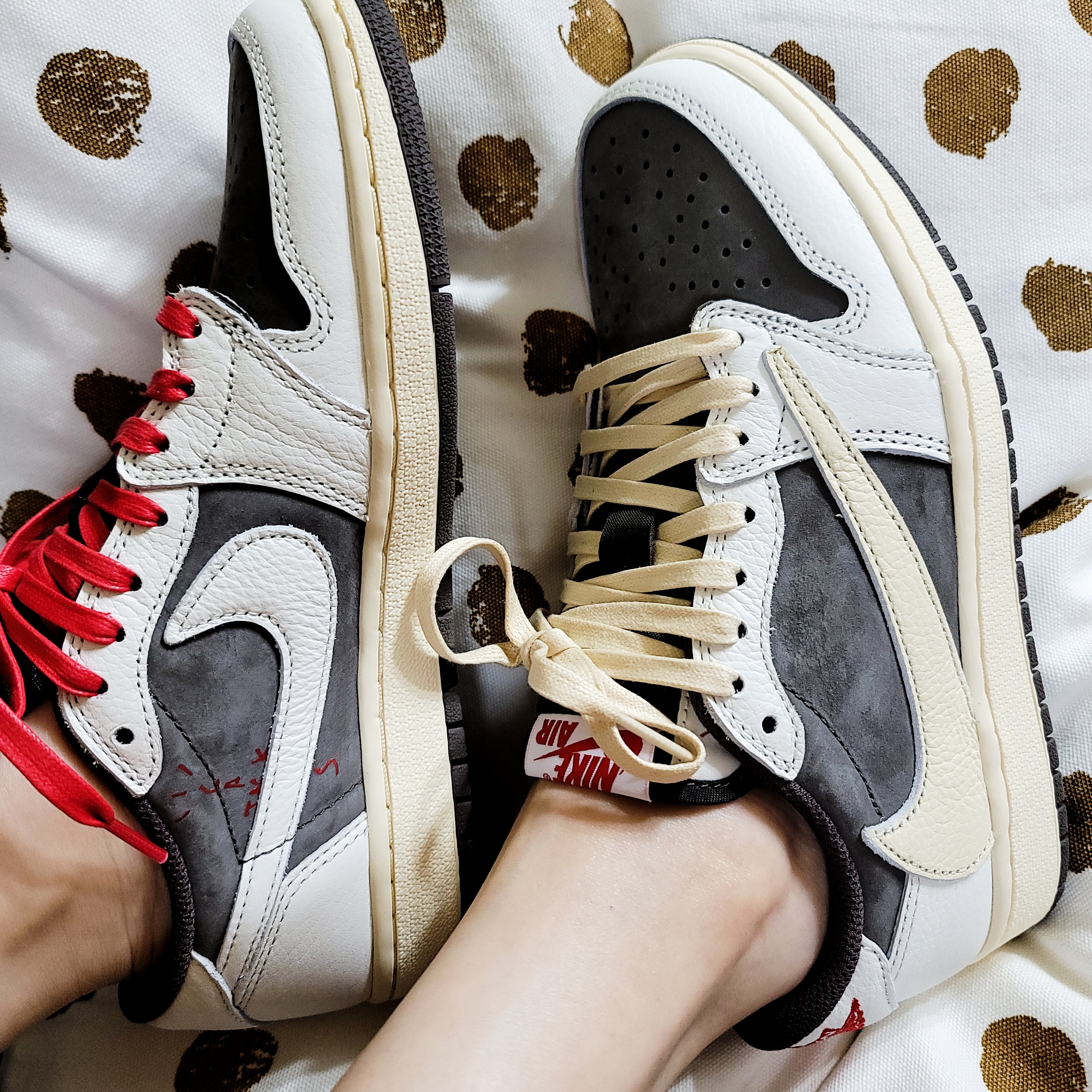 Jordan 1 x Travis Scott Retro Low OG SP Sail and Ridgerock 착용 스타일 - 1