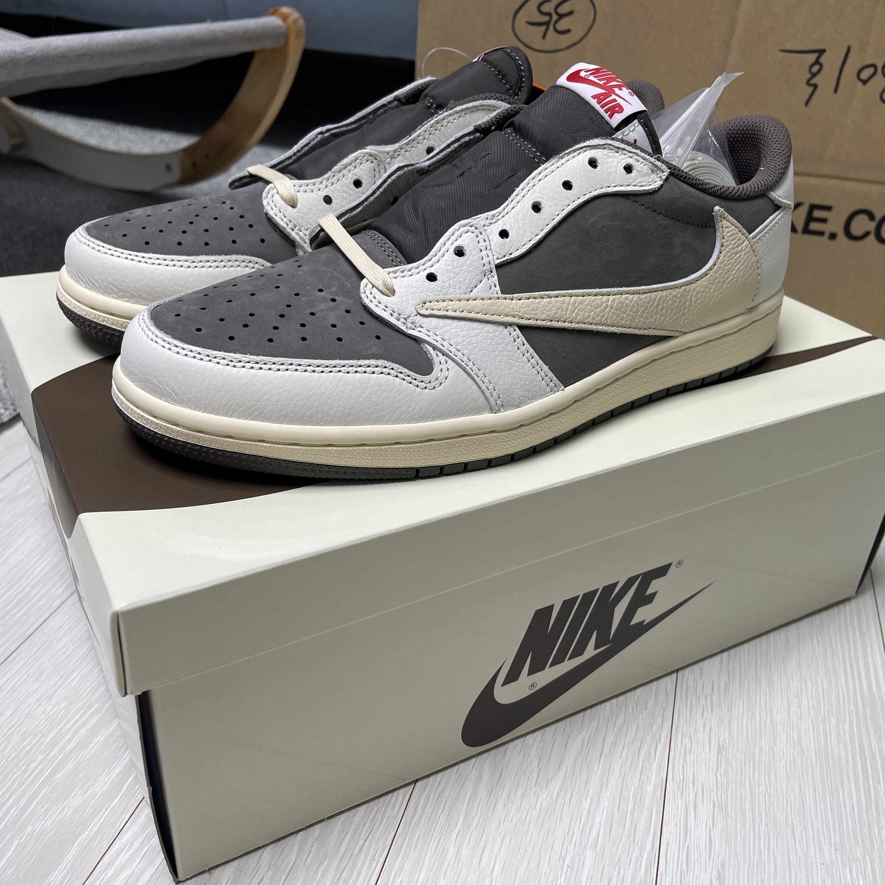 Jordan 1 x Travis Scott Retro Low OG SP Sail and Ridgerock 착용 스타일 - 4