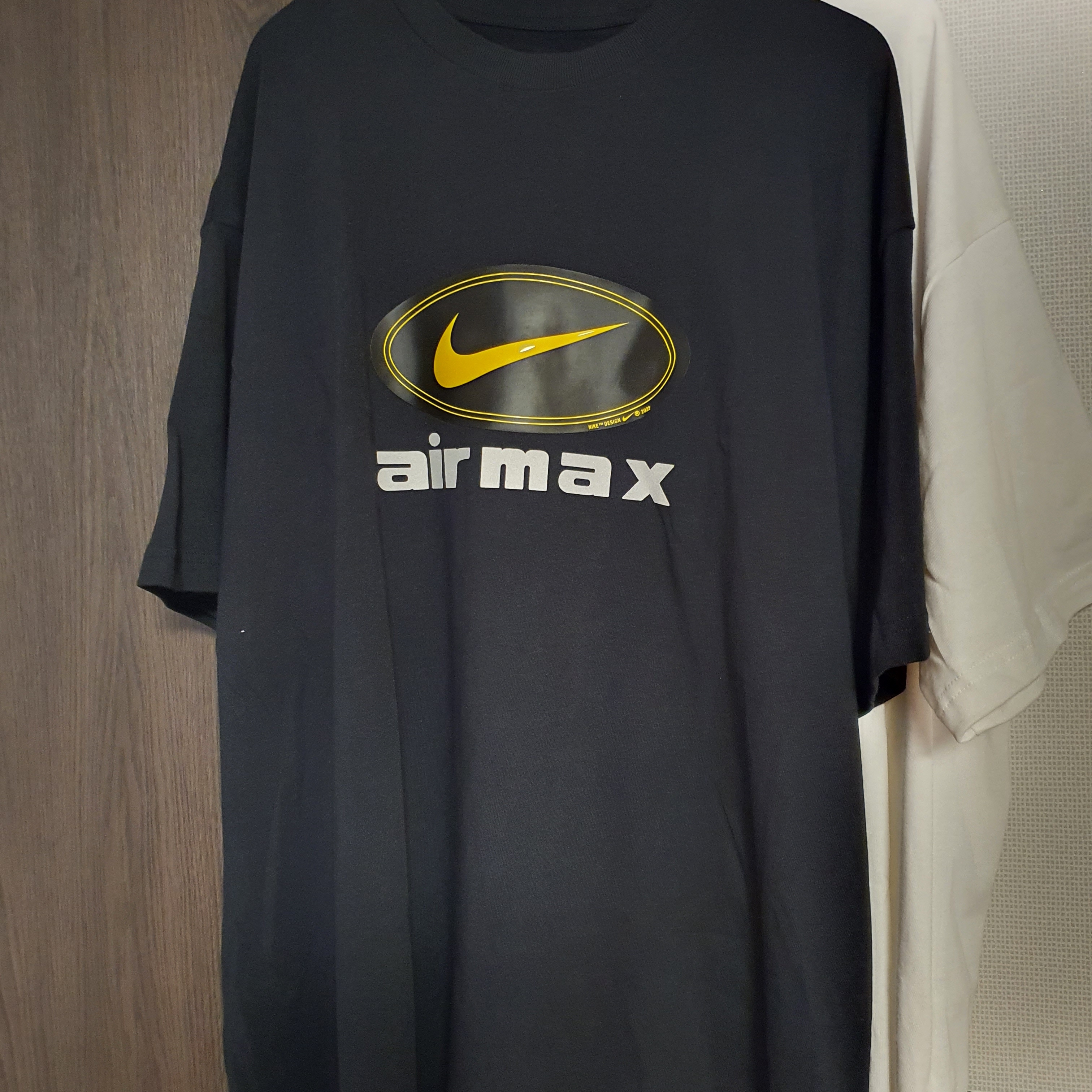 Nike NRG Air Max 97 T-Shirt White (DV9400-100), Nike NRG Air Max 97 T-Shirt Black (DV9400-010) 착용 스타일 - 2