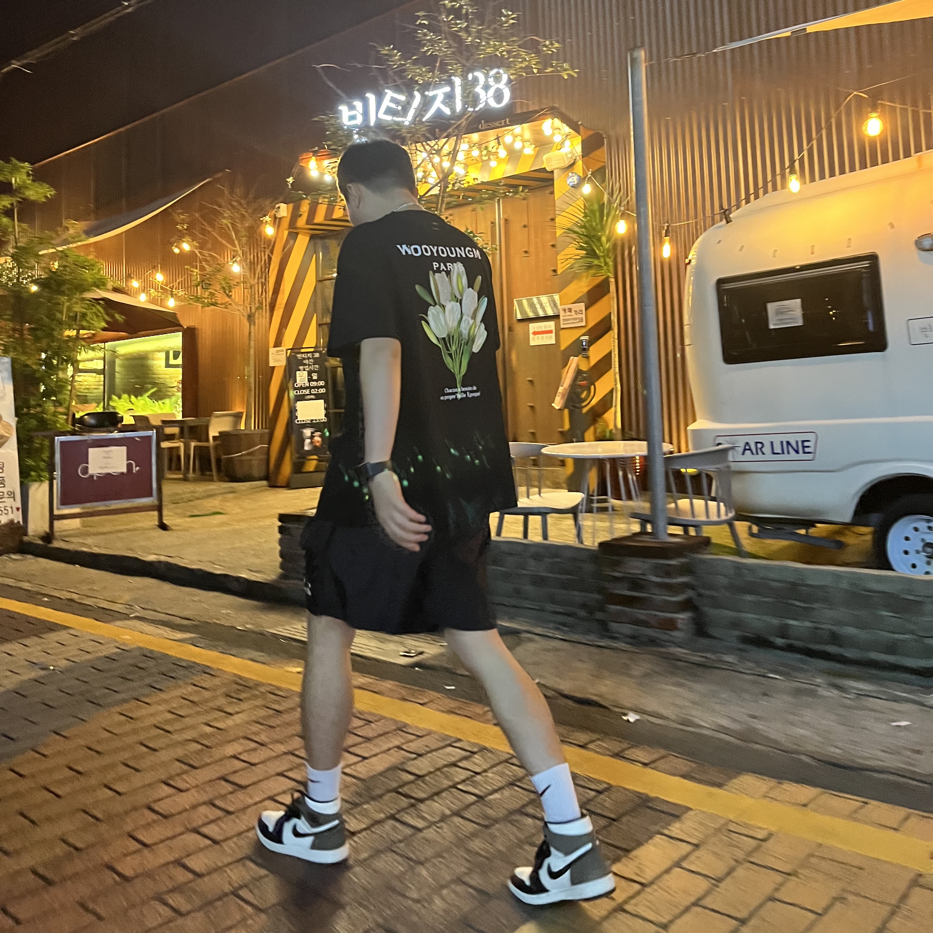 Wooyoungmi Flower Print Back Logo T-Shirt Black - 22SS, Jordan 1 Retro High OG Black Mocha 착용 스타일