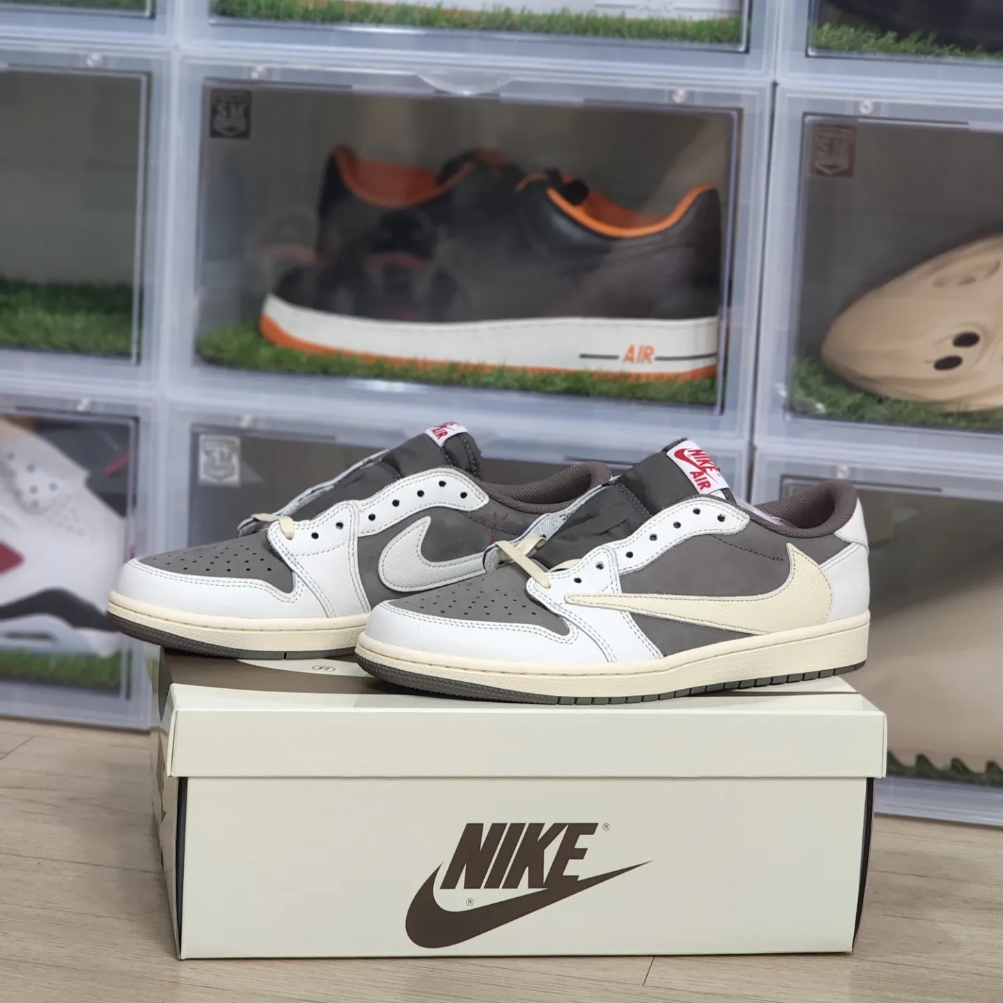 Jordan 1 x Travis Scott Retro Low OG SP Sail and Ridgerock, Jordan 6 x Travis Scott Retro SP British Khaki 착용 스타일 - 1