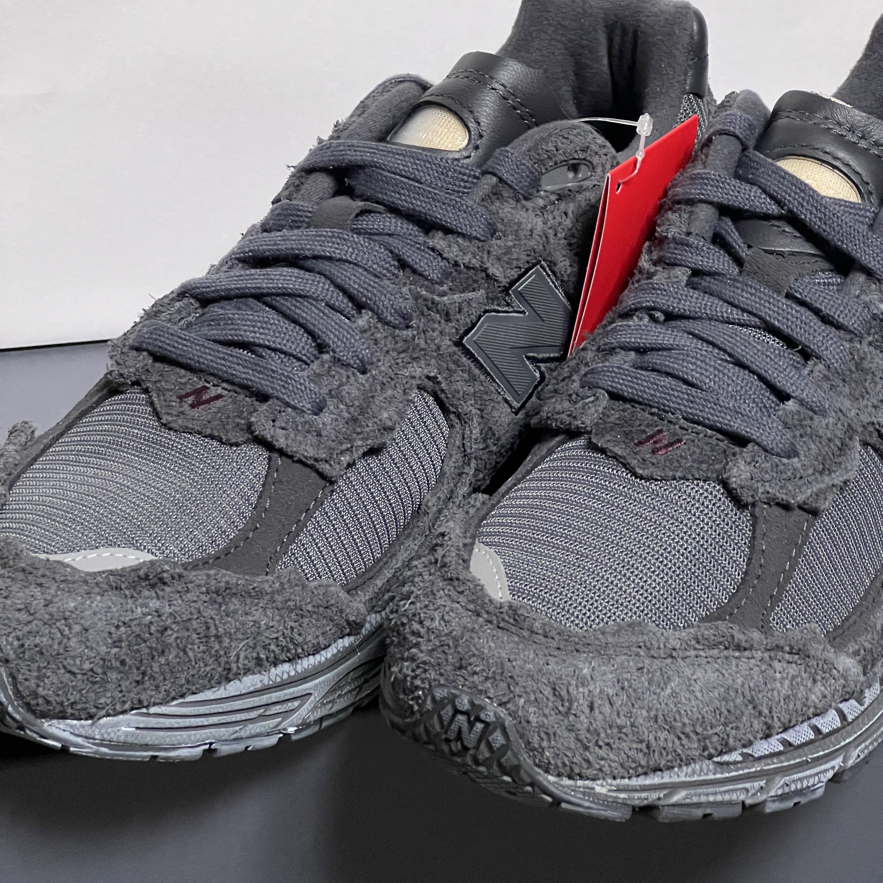 New Balance 2002R Protection Pack Phantom 착용 스타일 - 3