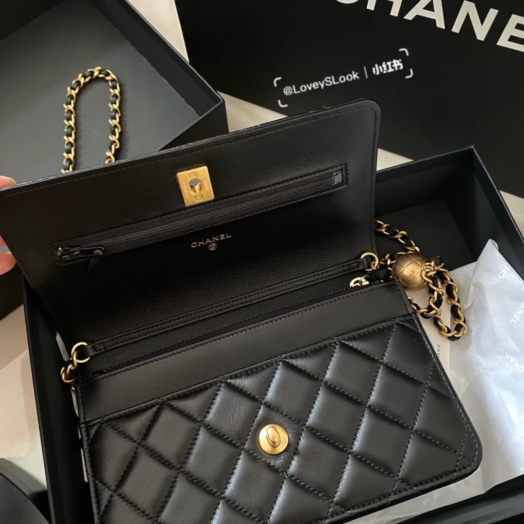 Chanel Wallet On Chain Lambskin & Gold Black 착용 스타일 - 3