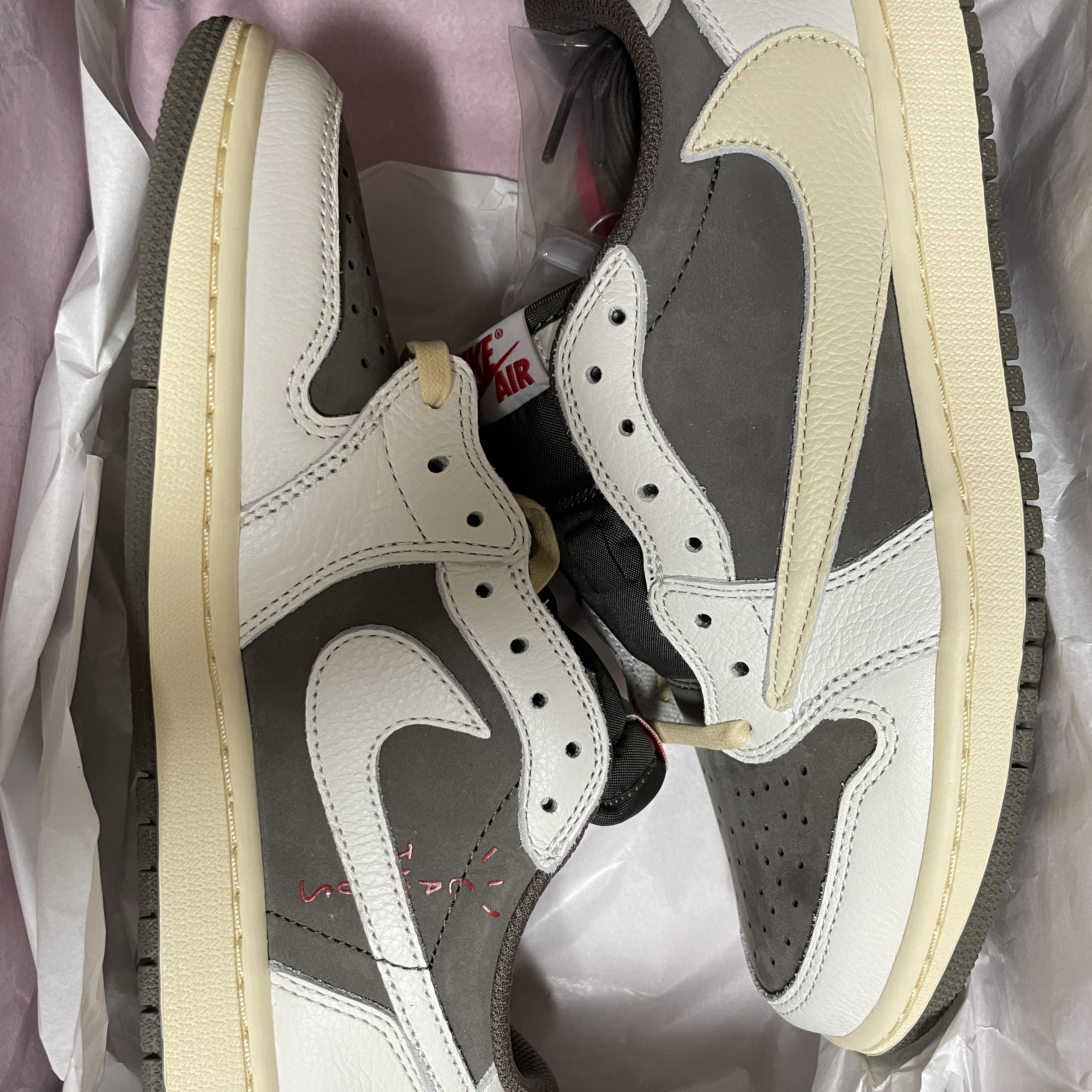 Jordan 1 x Travis Scott Retro Low OG SP Sail and Ridgerock 착용 스타일 - 2