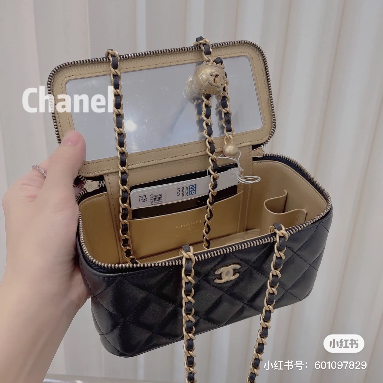 Chanel Clutch With Chain Lambskin & Gold Black 착용 스타일 - 2
