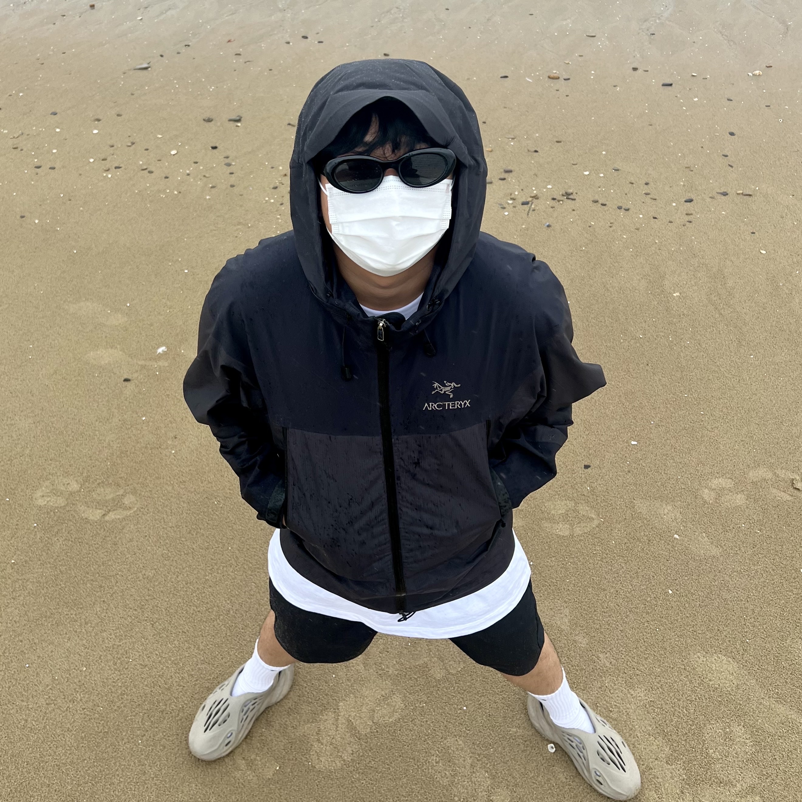 Adidas Yeezy Foam RNNR Stone Sage, Arc'teryx Beta Jacket Black 착용 스타일