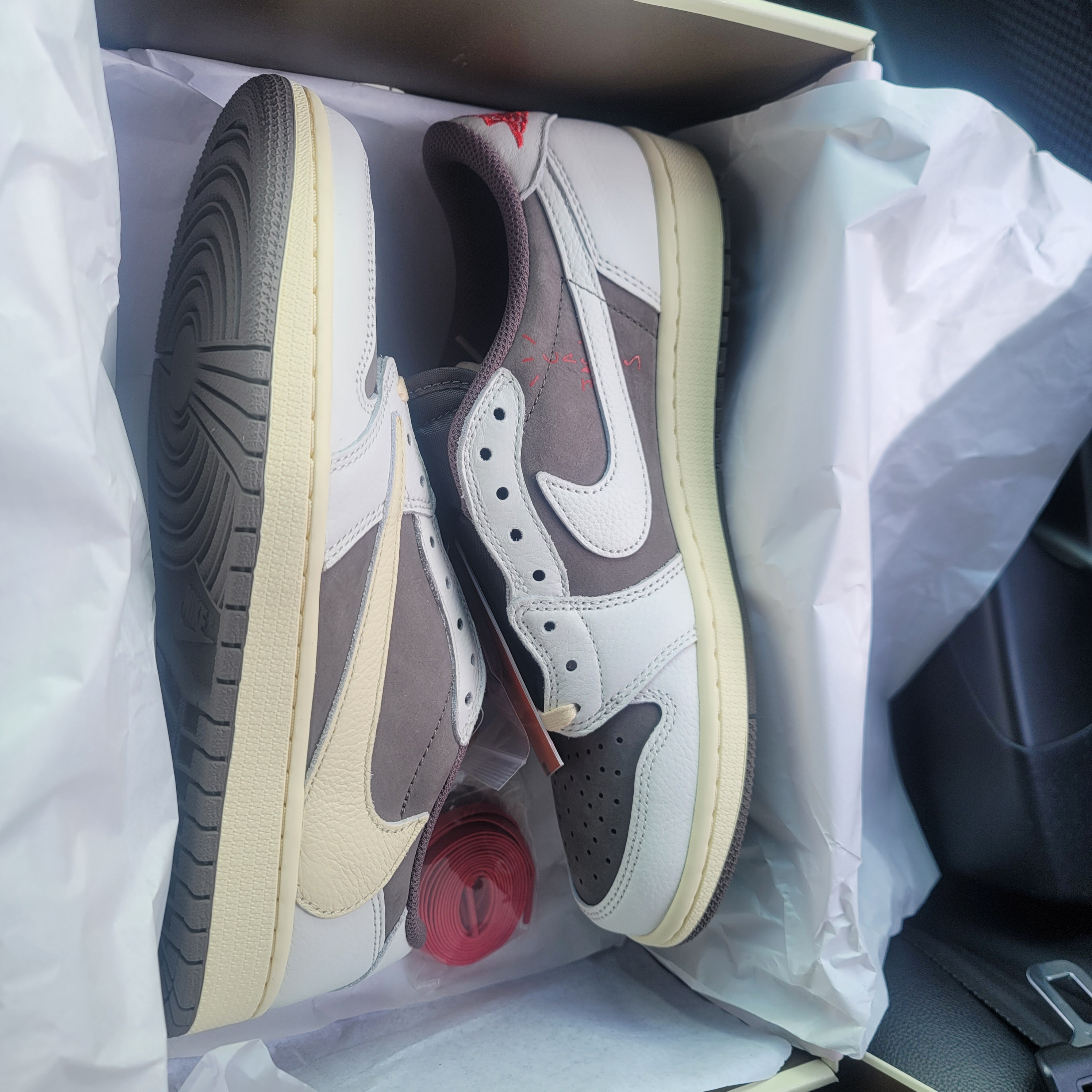 Jordan 1 x Travis Scott Retro Low OG SP Sail and Ridgerock 착용 스타일 - 2