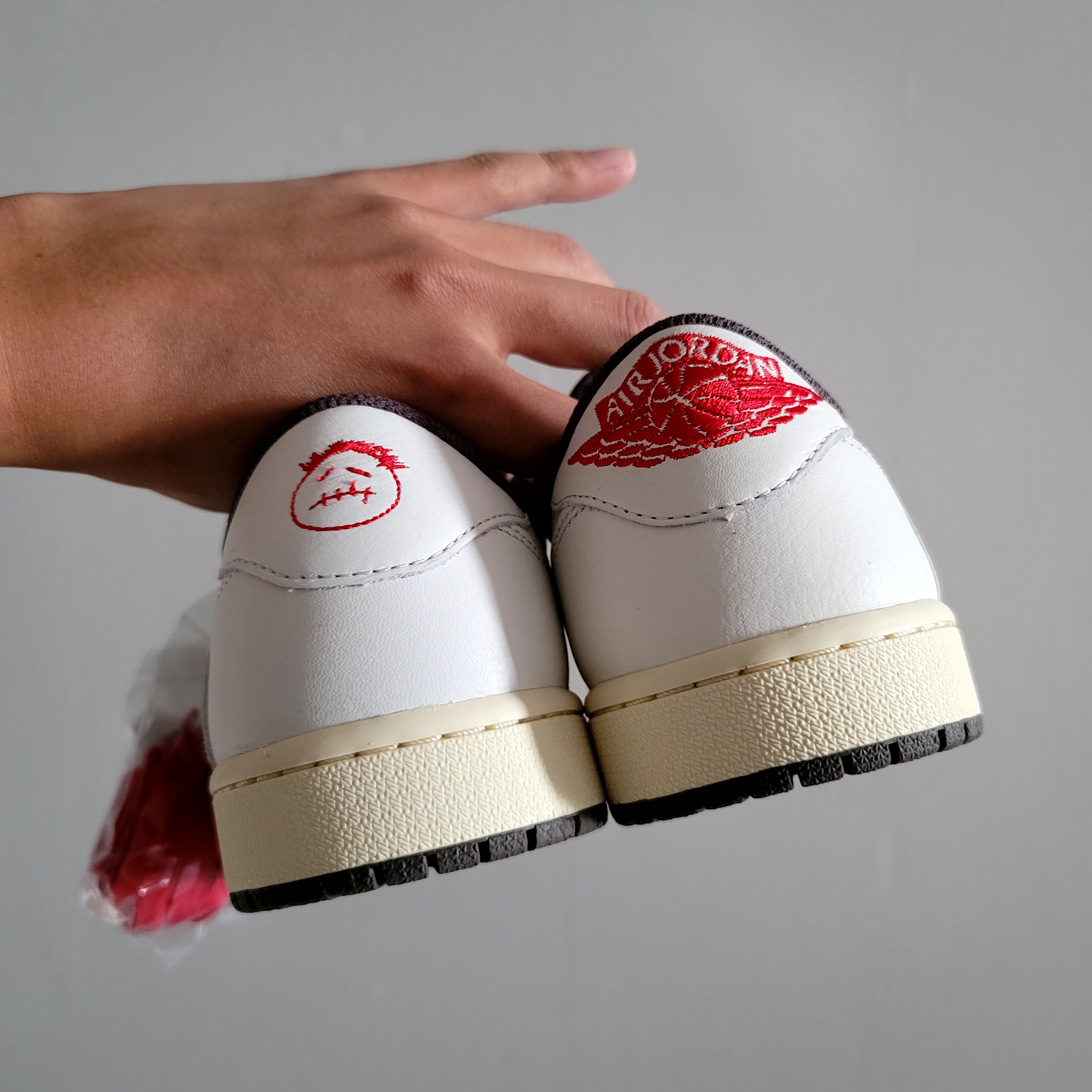 Jordan 1 x Travis Scott Retro Low OG SP Sail and Ridgerock 착용 스타일 - 4