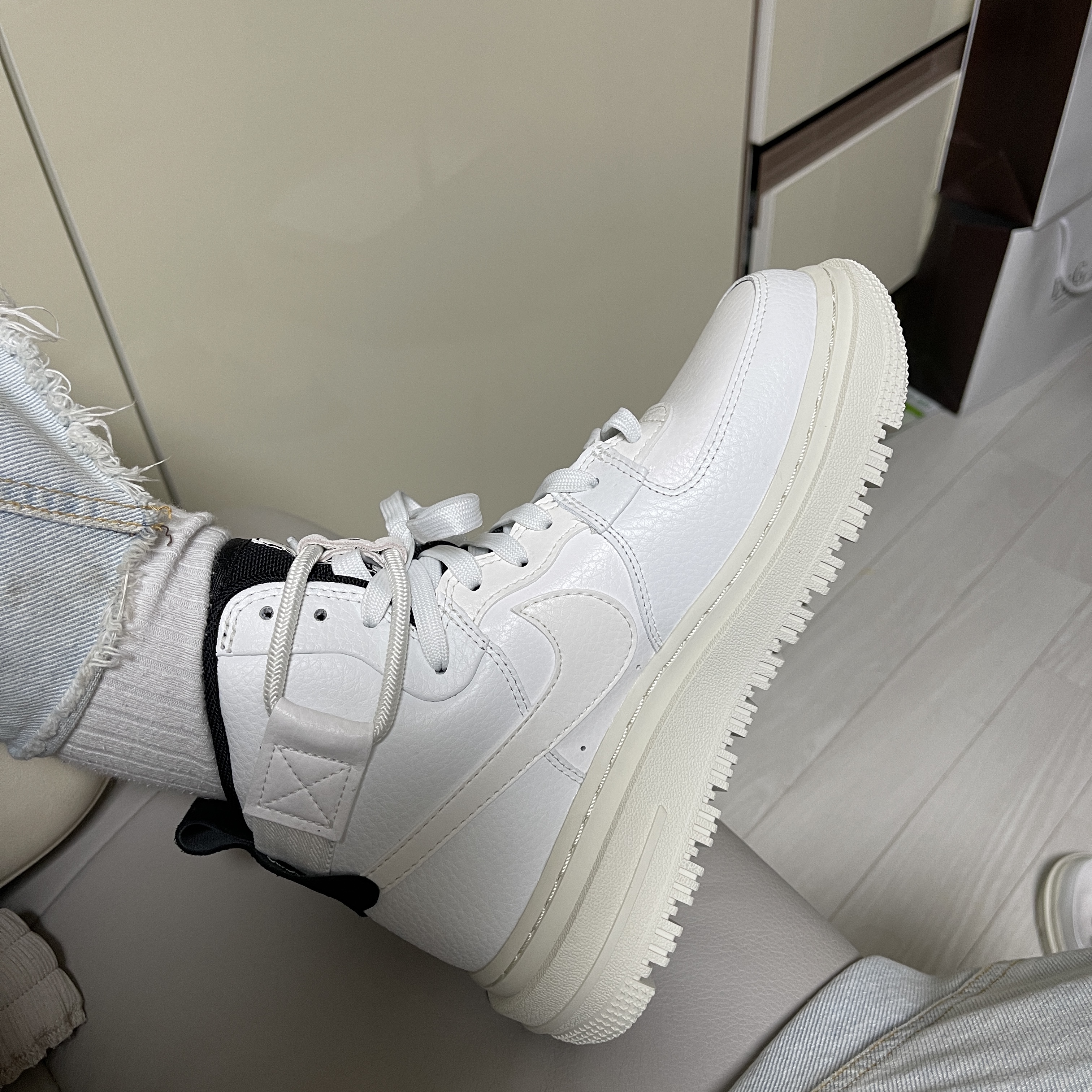 (W) Nike Air Force 1 High Utility 2.0 Summit White 착용 스타일 - 2