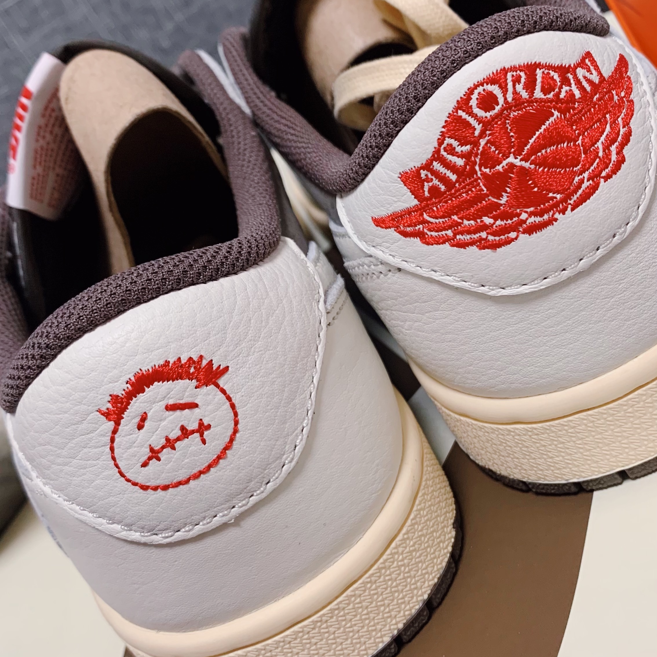 Jordan 1 x Travis Scott Retro Low OG SP Sail and Ridgerock 착용 스타일 - 1