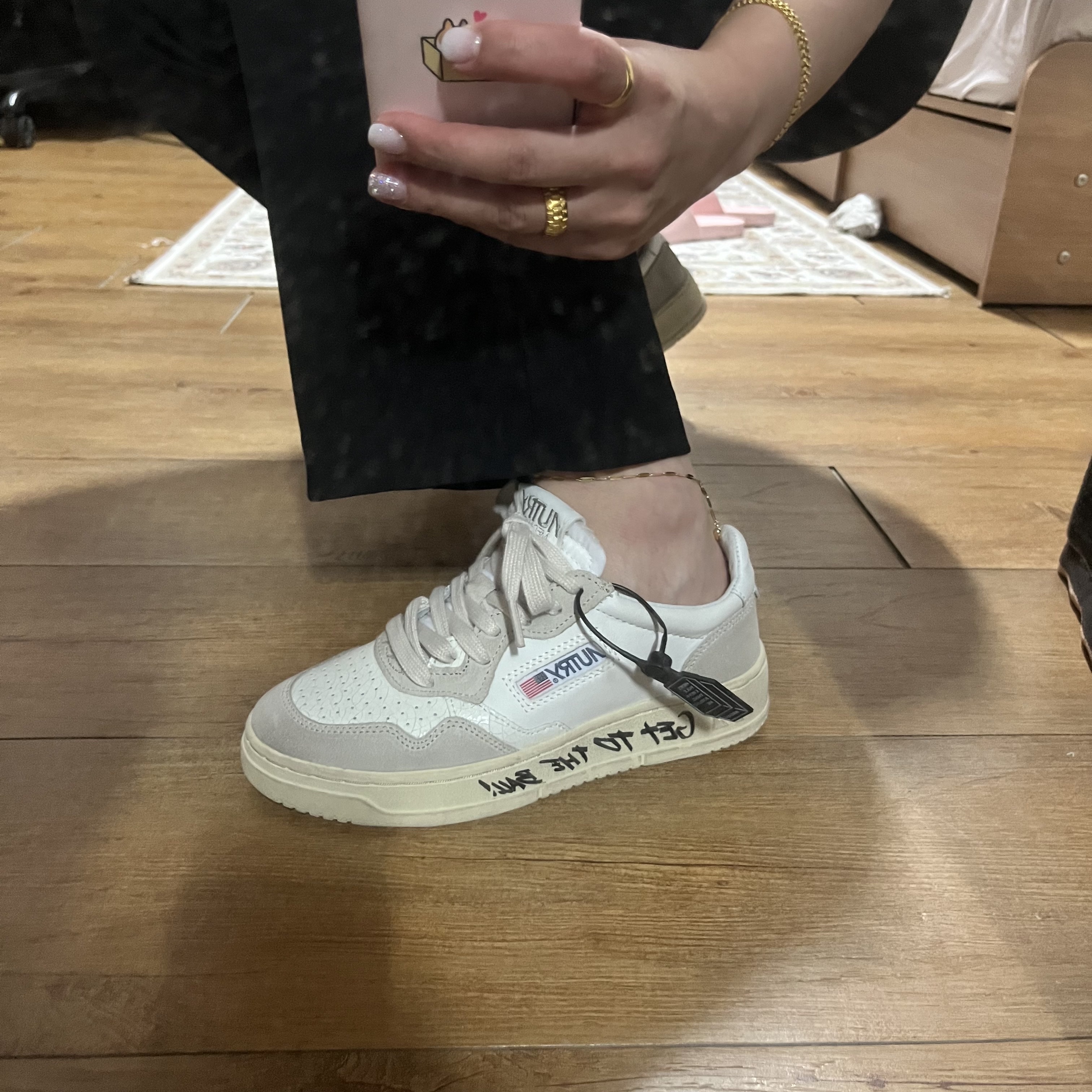 (W) Autry Medalist Low Leather Suede Sneakers White 착용 스타일 - 2